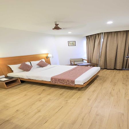Palette Hotel Surya Vadodara Zewnętrze zdjęcie