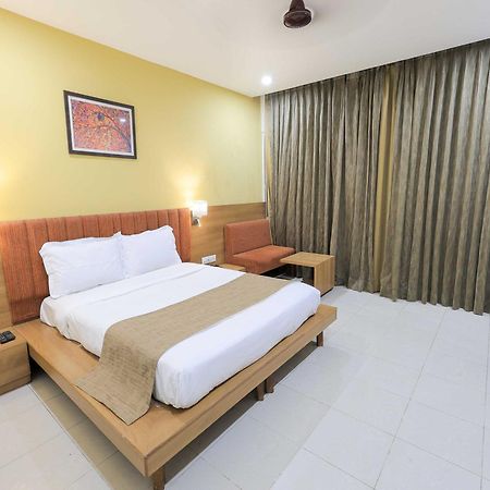 Palette Hotel Surya Vadodara Zewnętrze zdjęcie