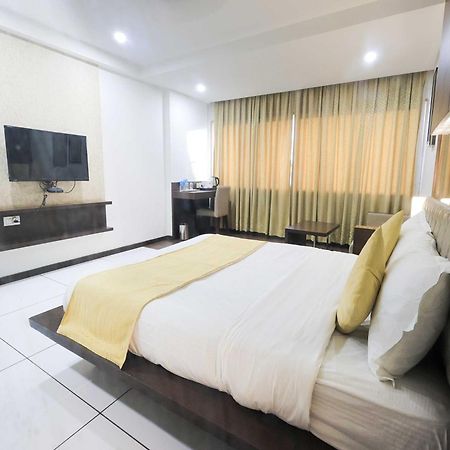 Palette Hotel Surya Vadodara Zewnętrze zdjęcie