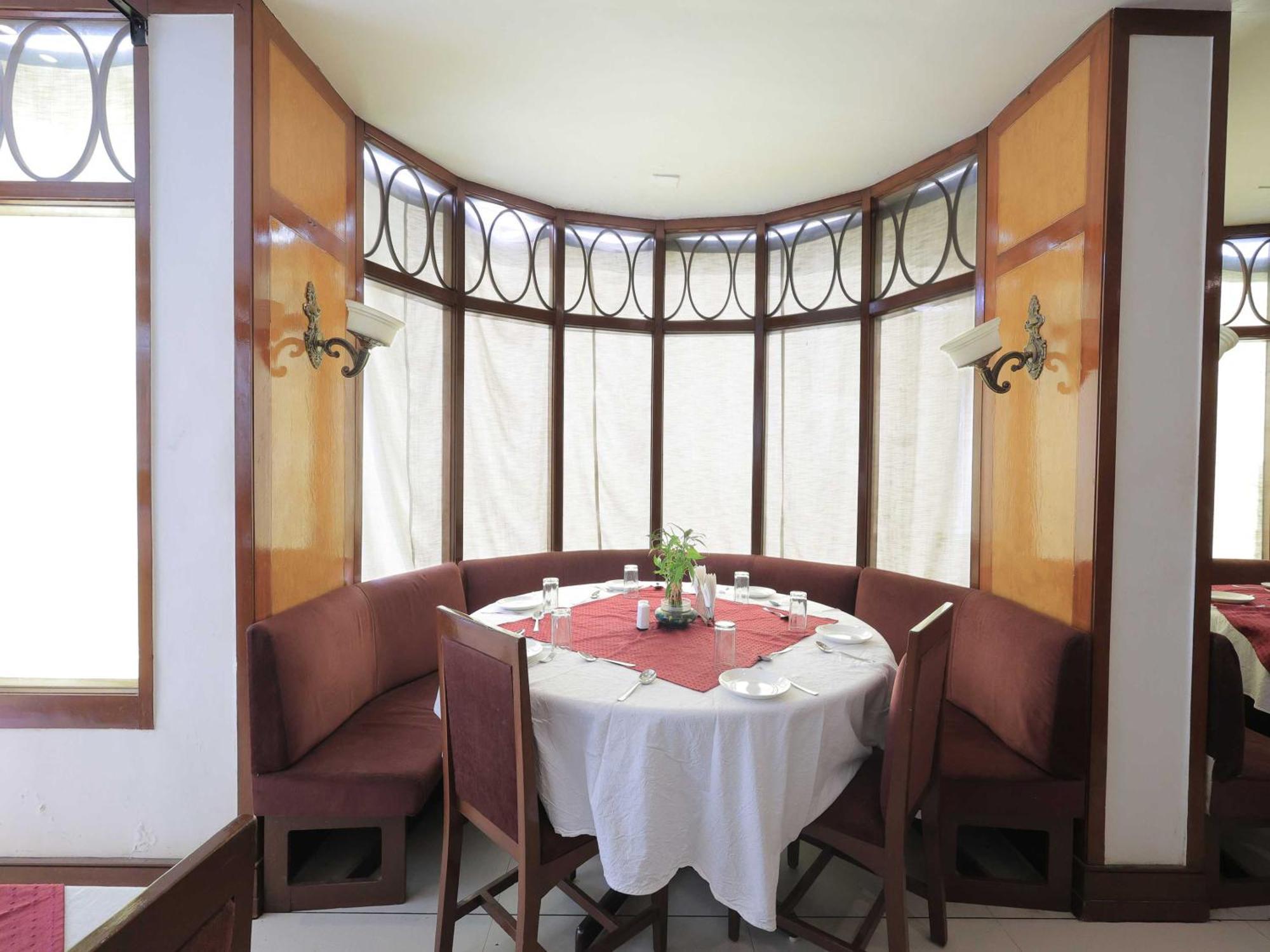 Palette Hotel Surya Vadodara Zewnętrze zdjęcie
