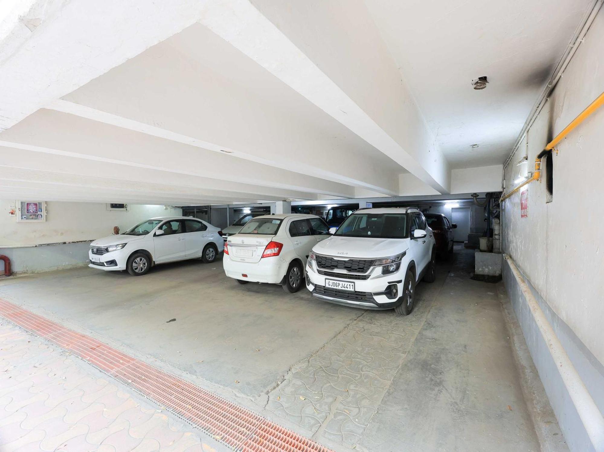 Palette Hotel Surya Vadodara Zewnętrze zdjęcie