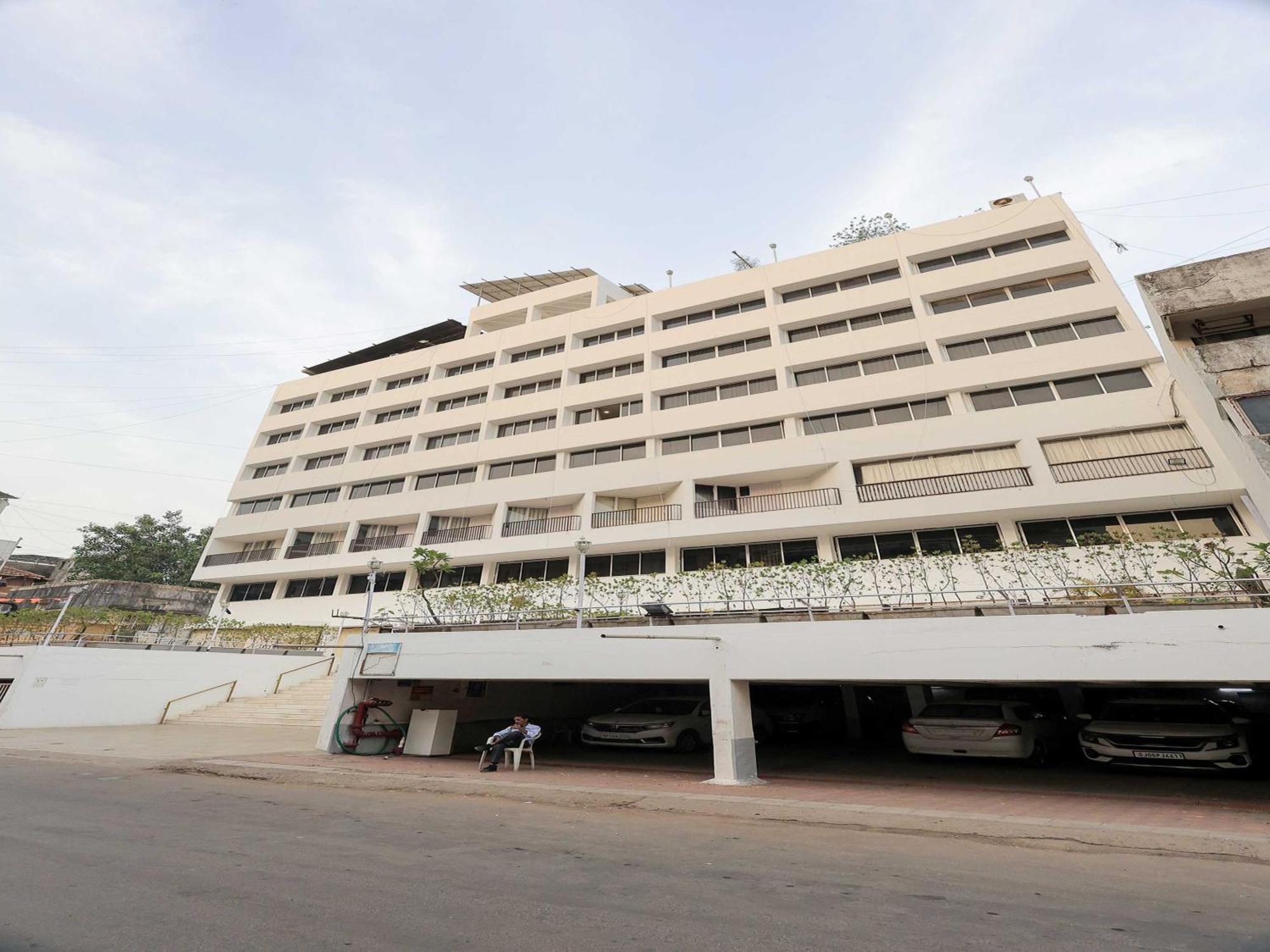 Palette Hotel Surya Vadodara Zewnętrze zdjęcie