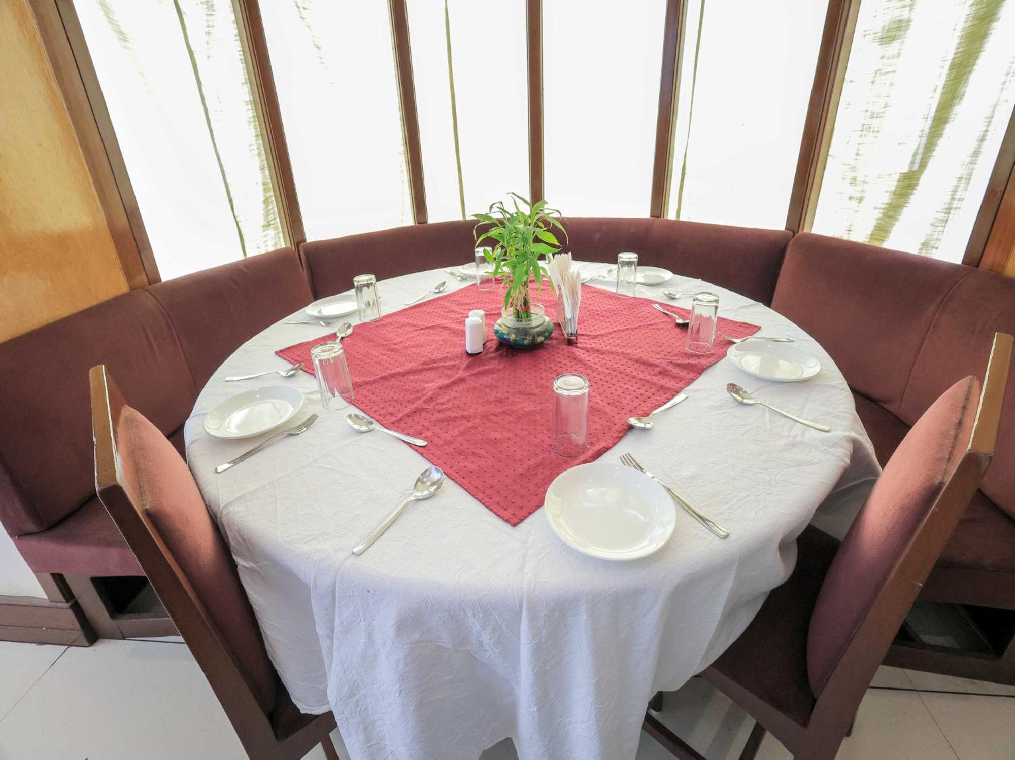 Palette Hotel Surya Vadodara Zewnętrze zdjęcie
