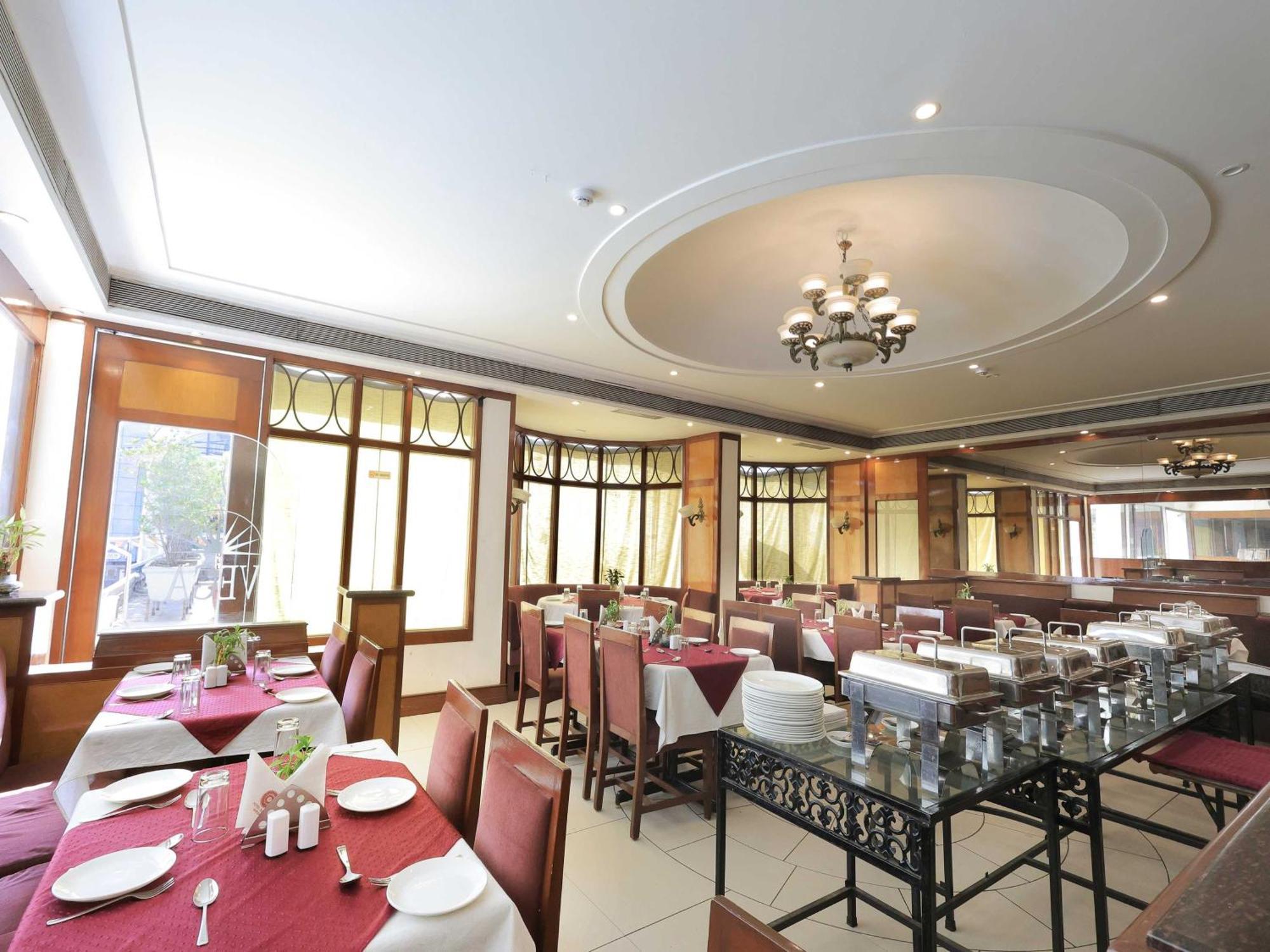 Palette Hotel Surya Vadodara Zewnętrze zdjęcie