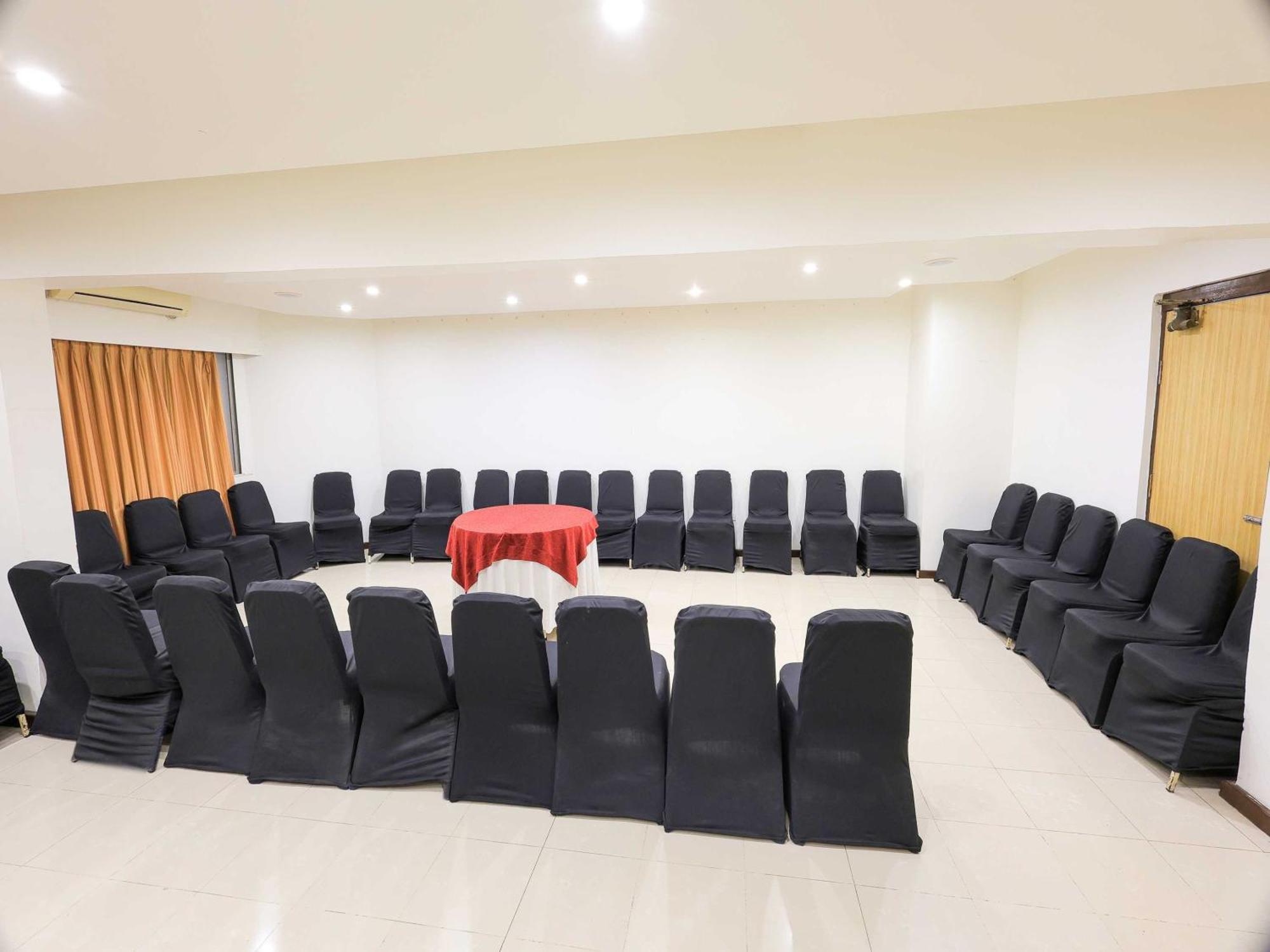 Palette Hotel Surya Vadodara Zewnętrze zdjęcie