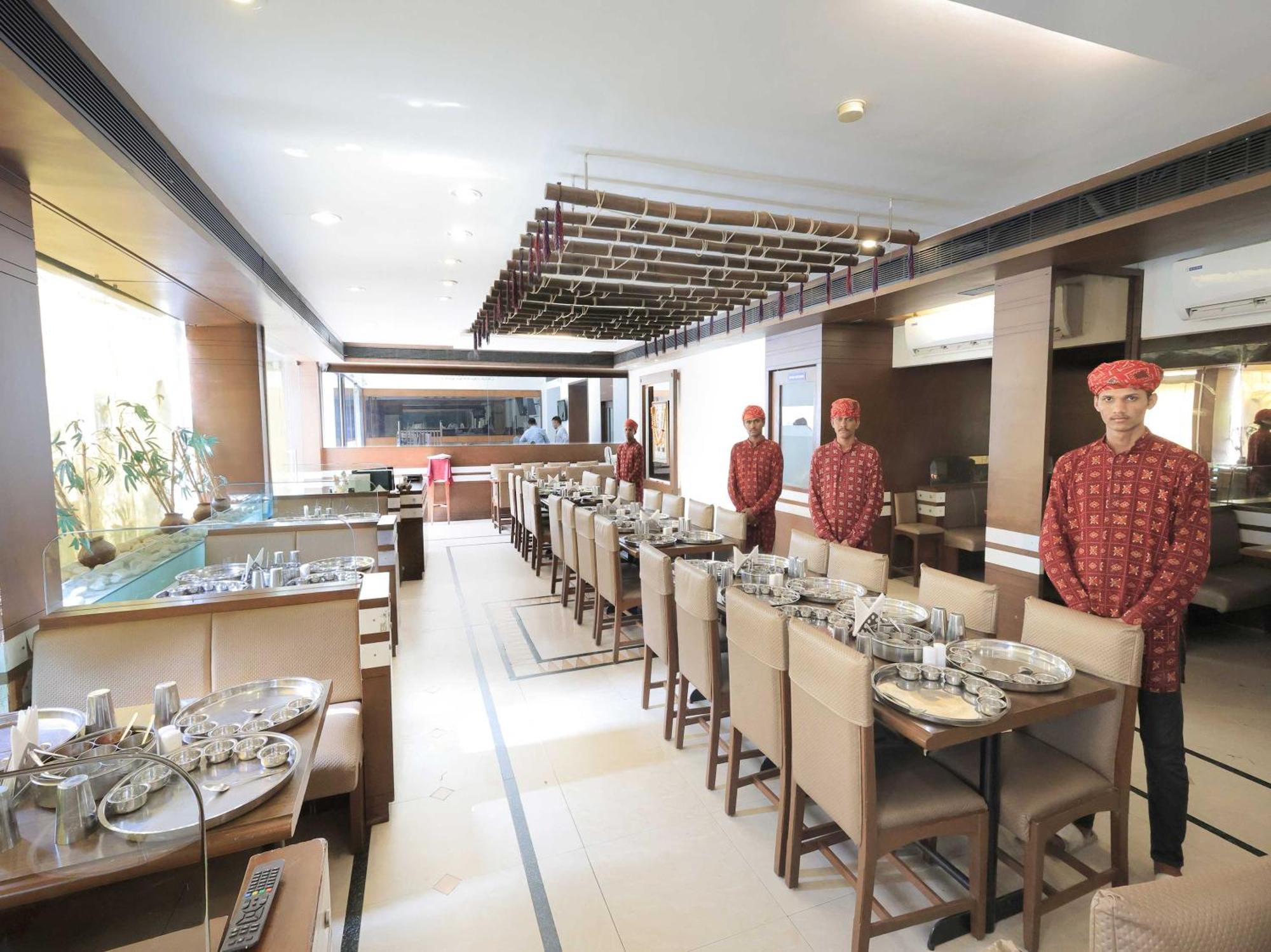 Palette Hotel Surya Vadodara Zewnętrze zdjęcie