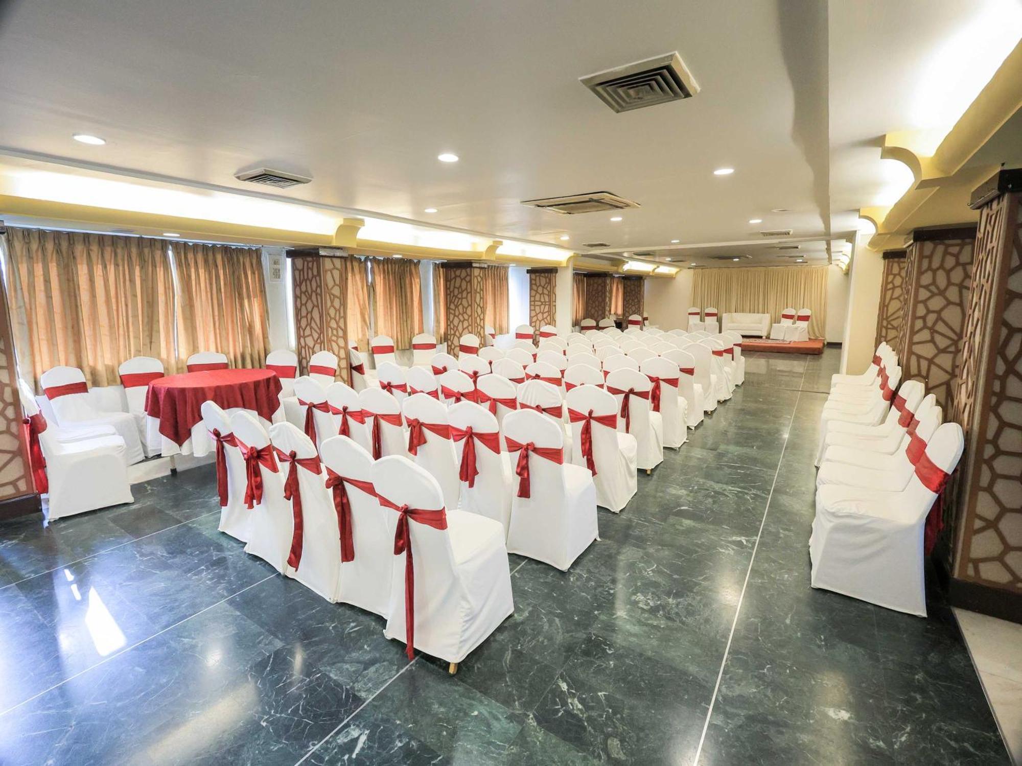 Palette Hotel Surya Vadodara Zewnętrze zdjęcie