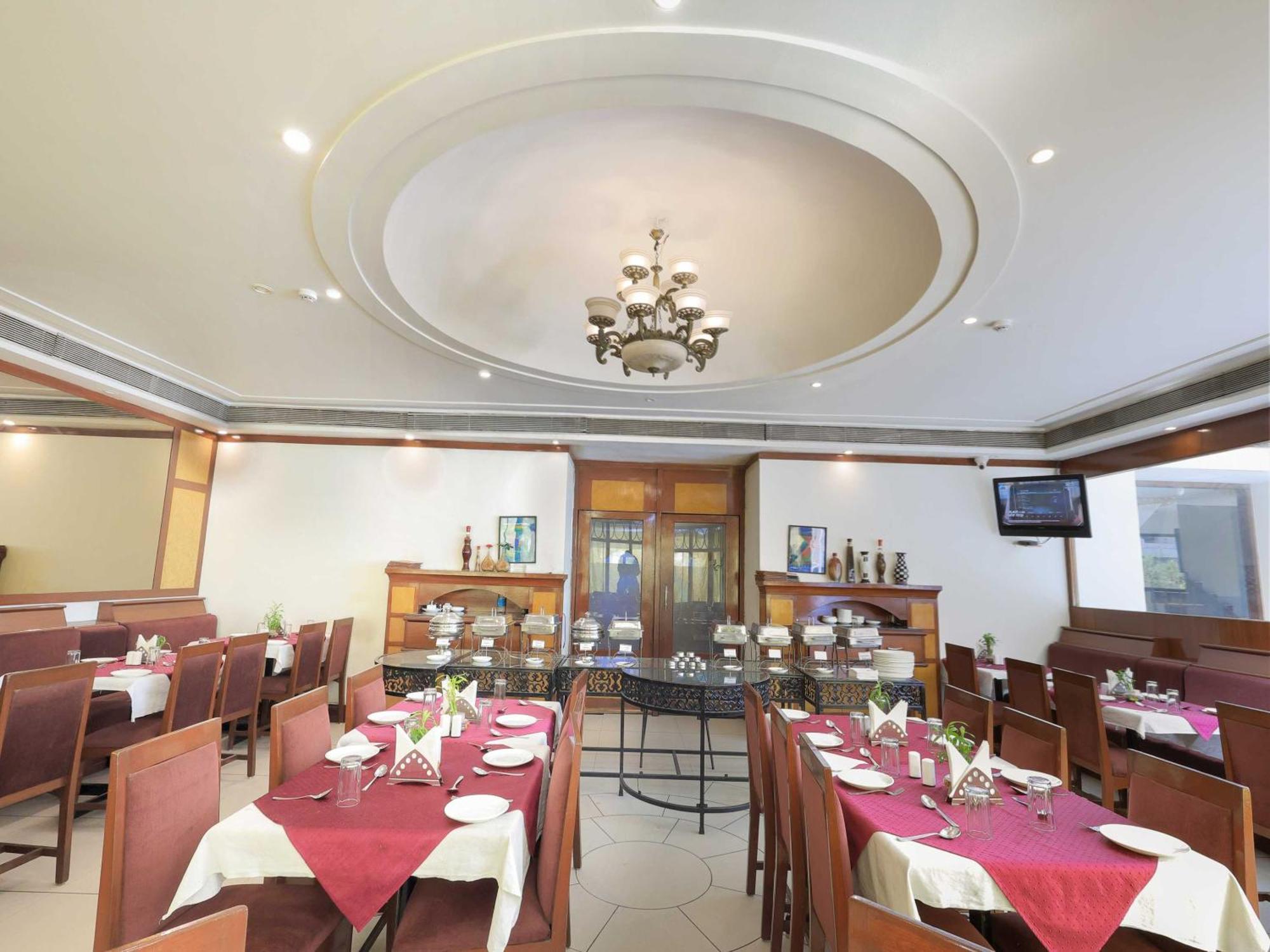 Palette Hotel Surya Vadodara Zewnętrze zdjęcie