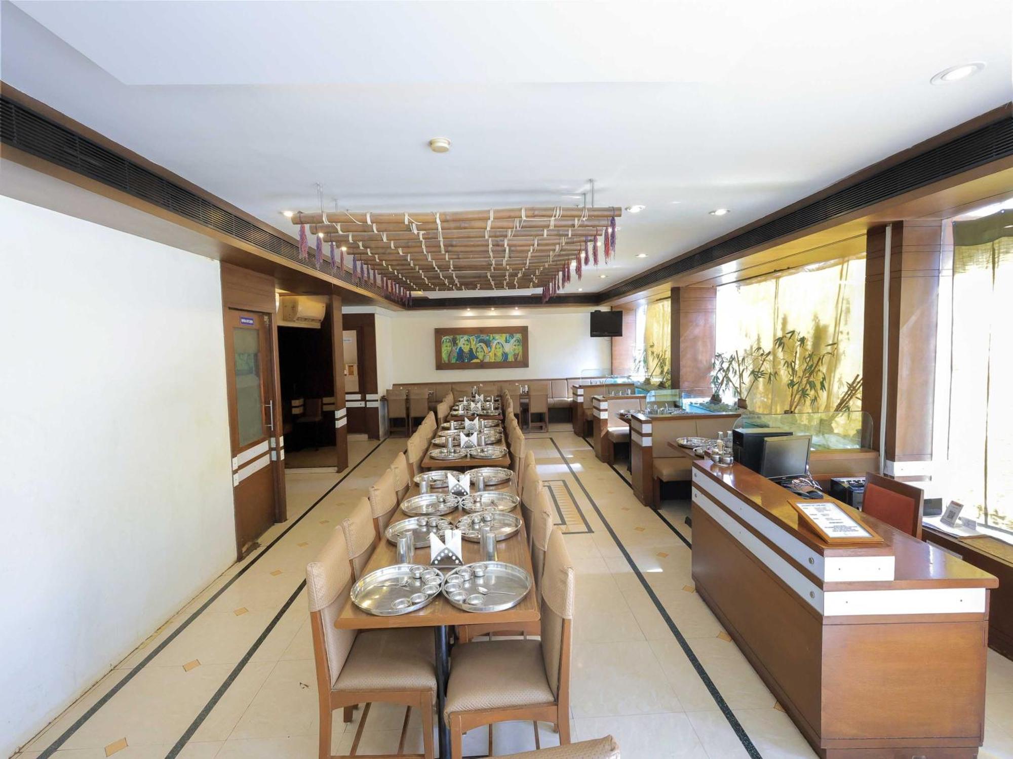 Palette Hotel Surya Vadodara Zewnętrze zdjęcie