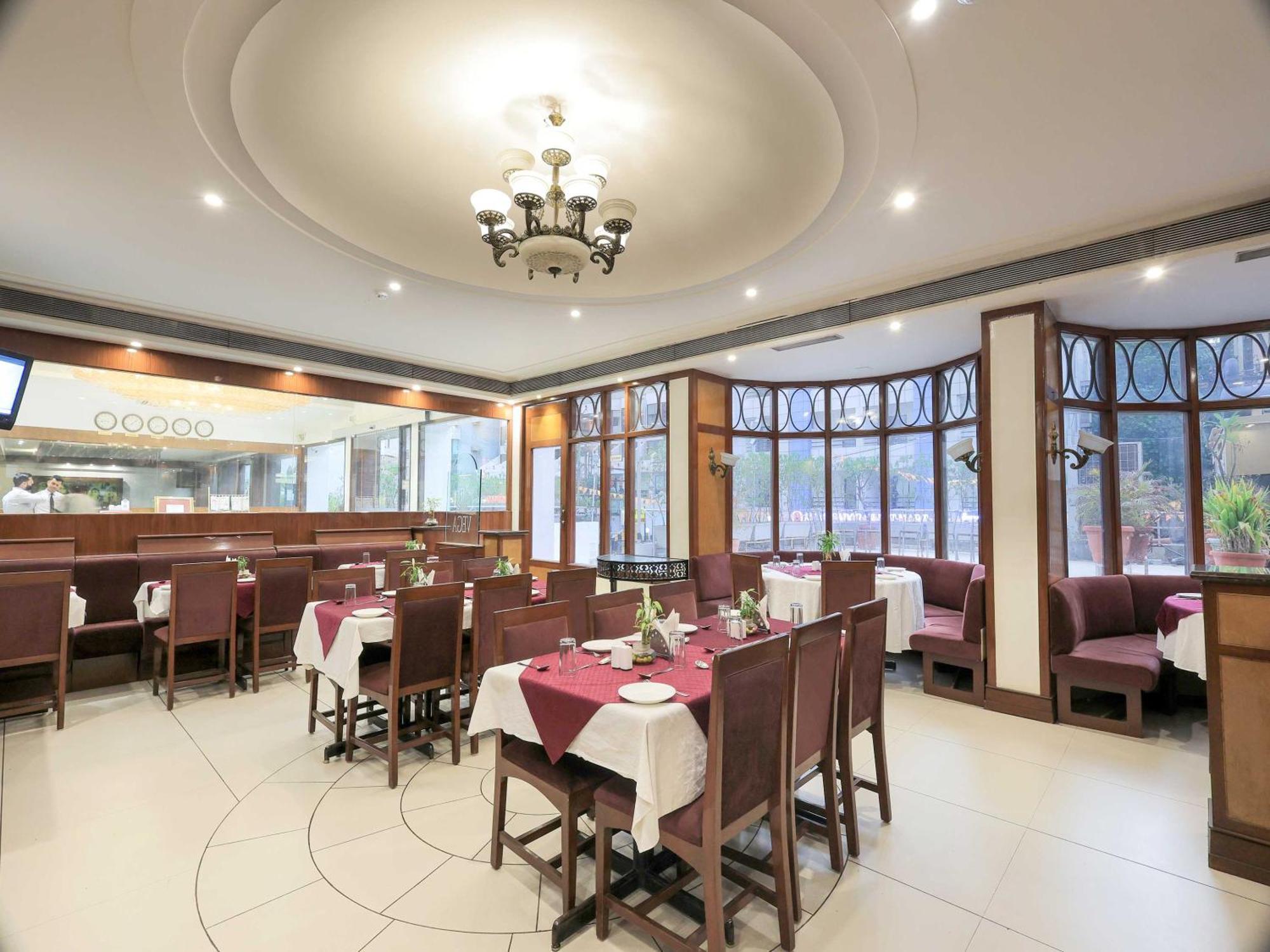 Palette Hotel Surya Vadodara Zewnętrze zdjęcie