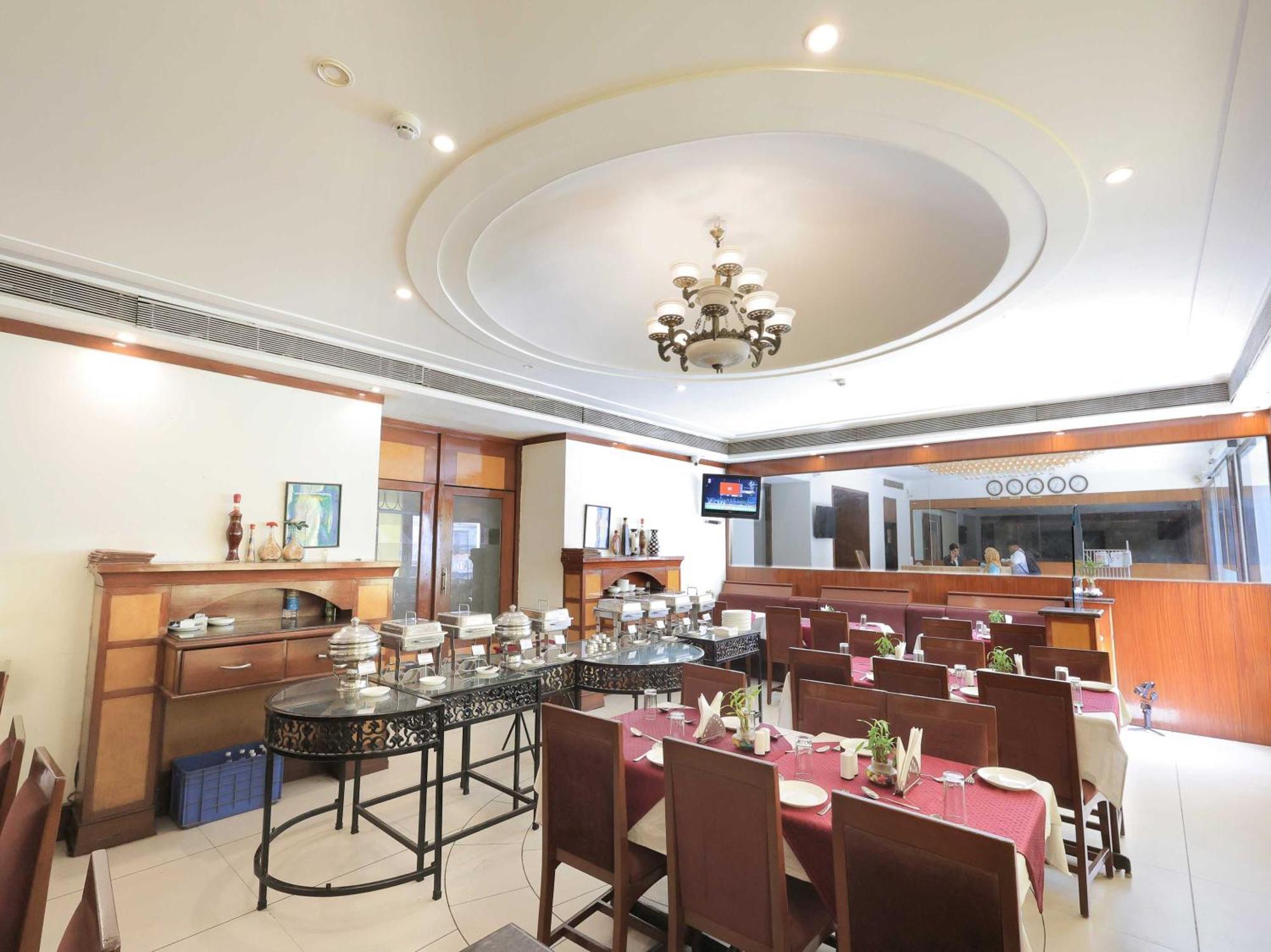 Palette Hotel Surya Vadodara Zewnętrze zdjęcie