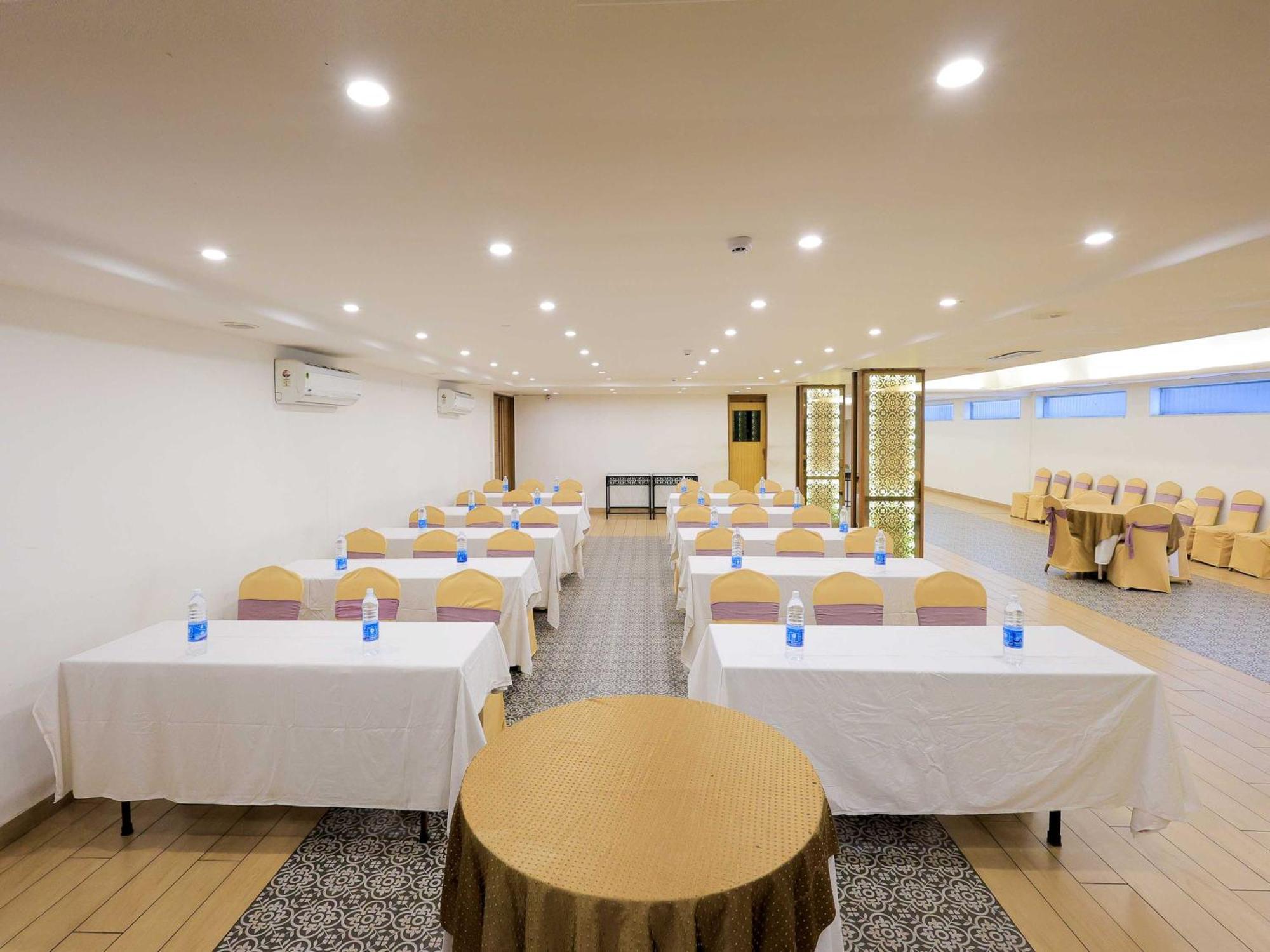 Palette Hotel Surya Vadodara Zewnętrze zdjęcie