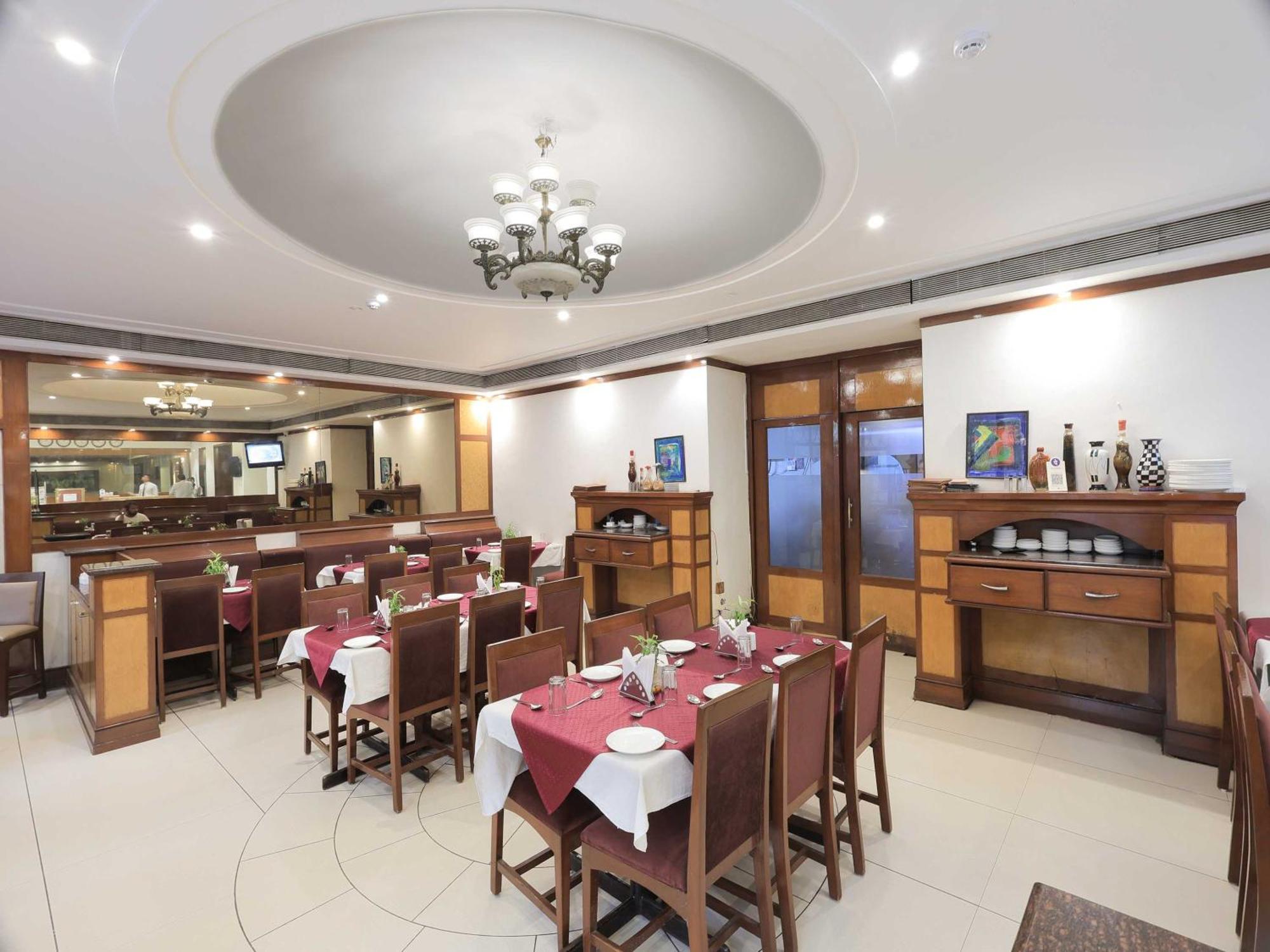 Palette Hotel Surya Vadodara Zewnętrze zdjęcie