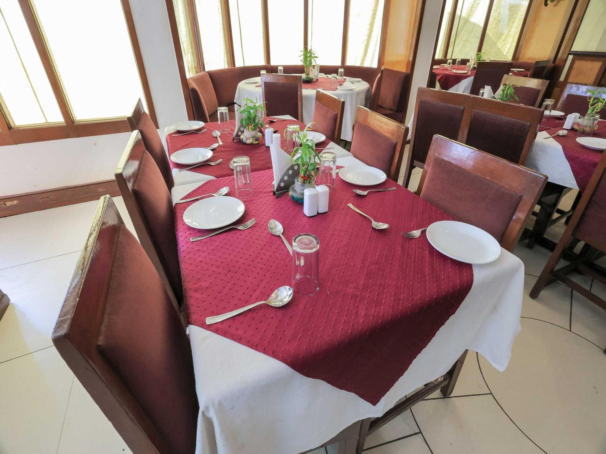 Palette Hotel Surya Vadodara Zewnętrze zdjęcie