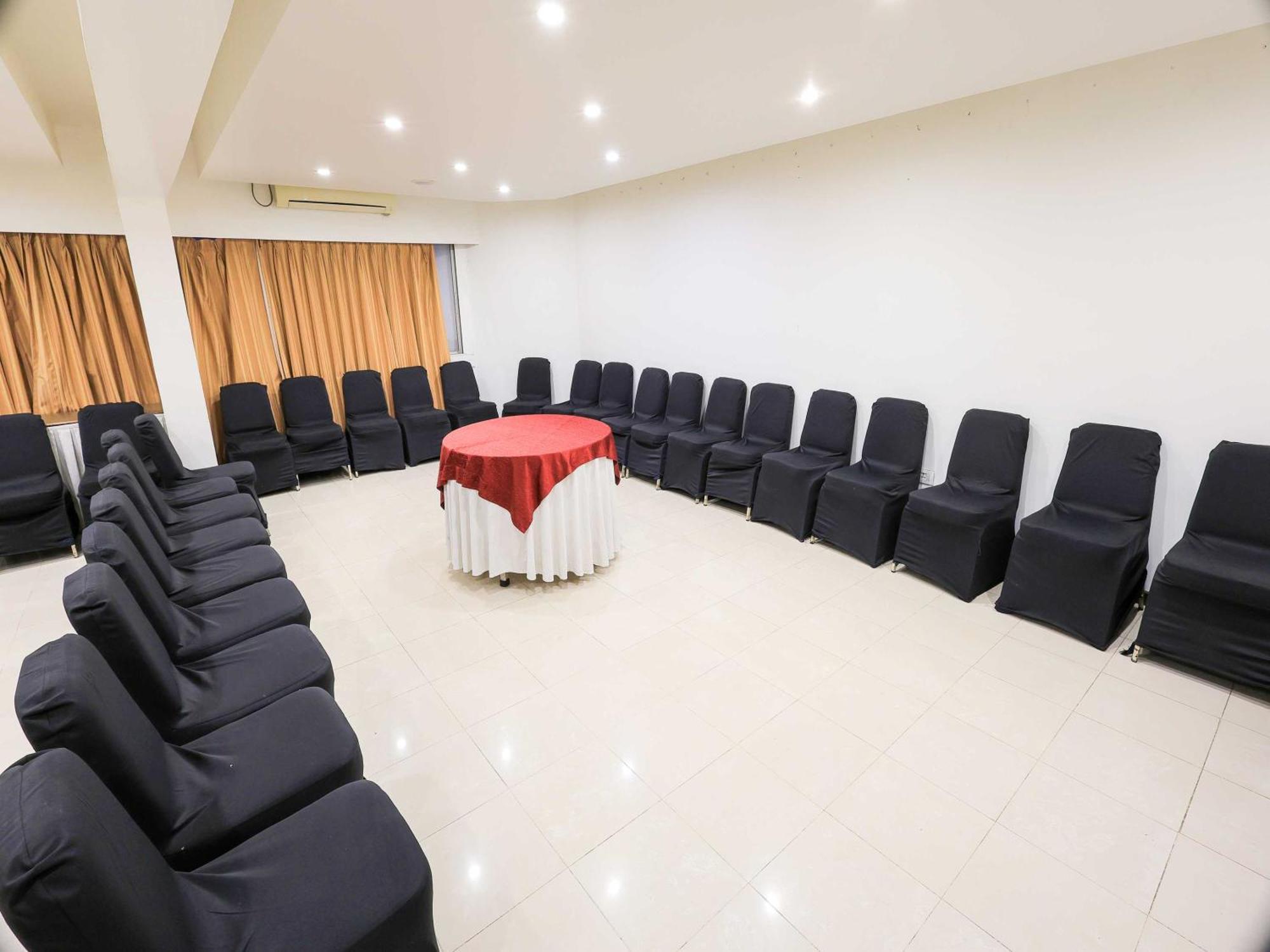 Palette Hotel Surya Vadodara Zewnętrze zdjęcie