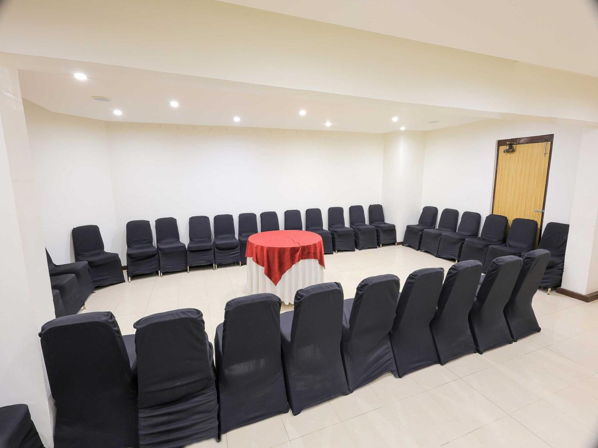 Palette Hotel Surya Vadodara Zewnętrze zdjęcie
