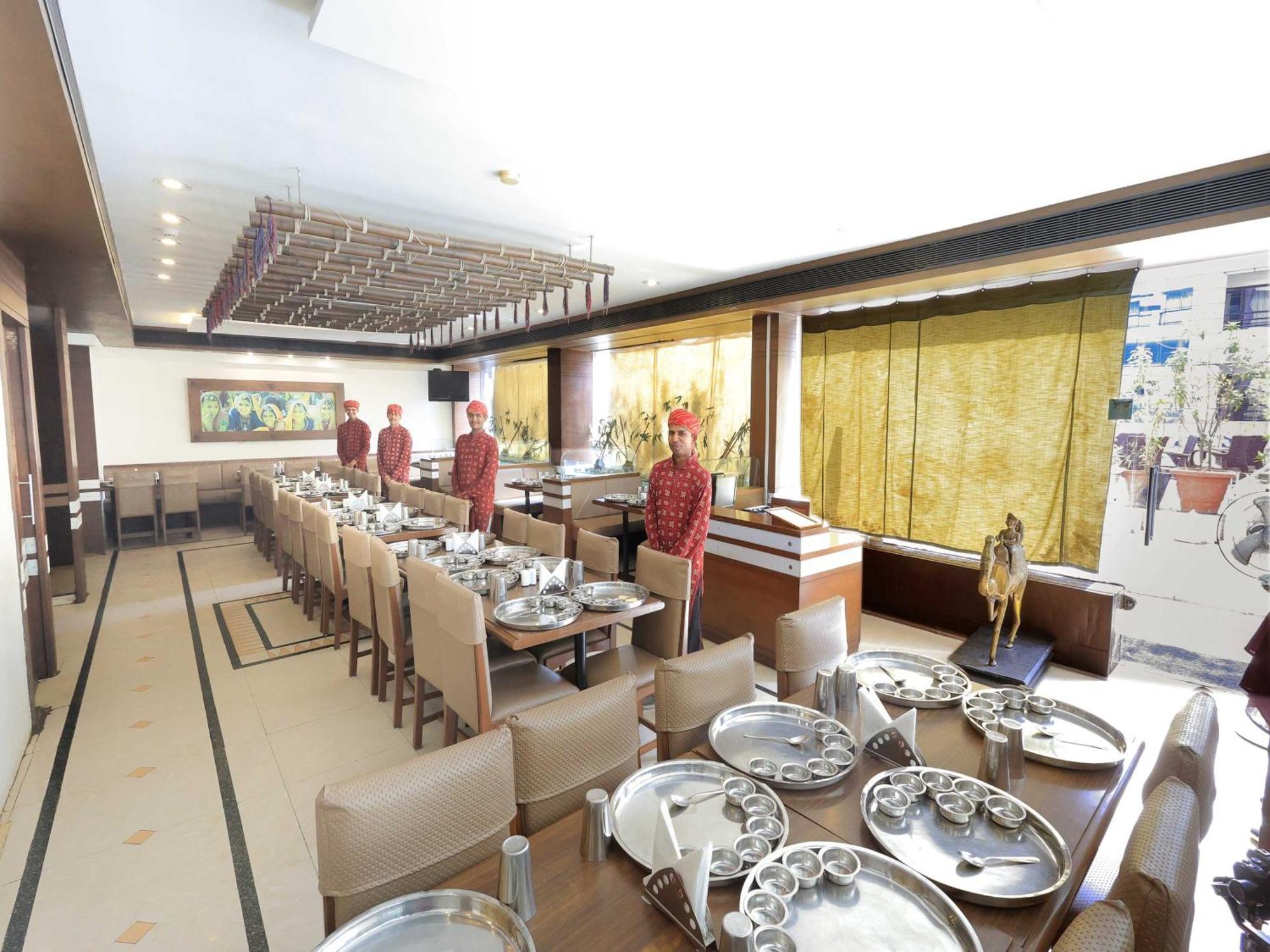 Palette Hotel Surya Vadodara Zewnętrze zdjęcie