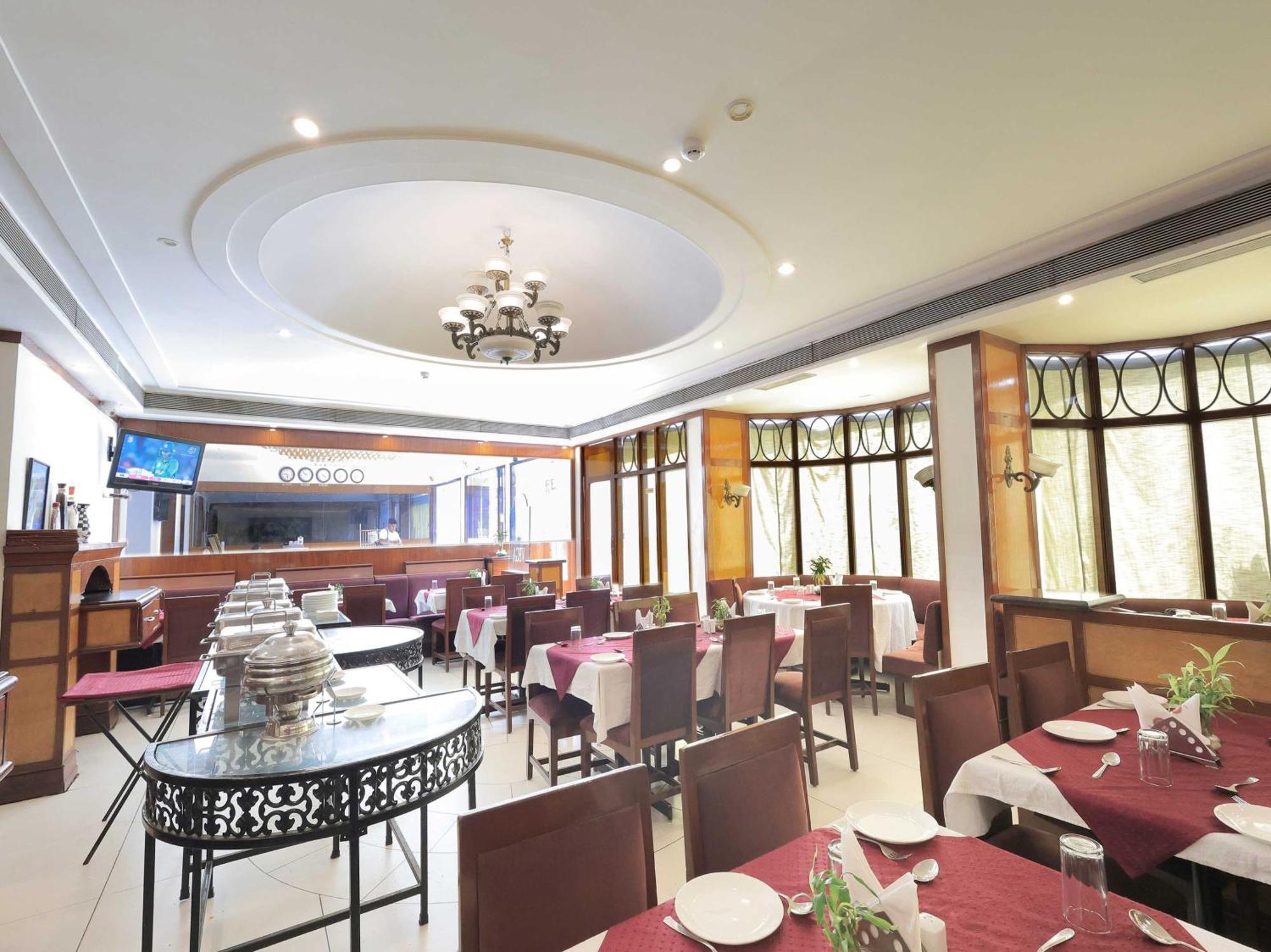 Palette Hotel Surya Vadodara Zewnętrze zdjęcie