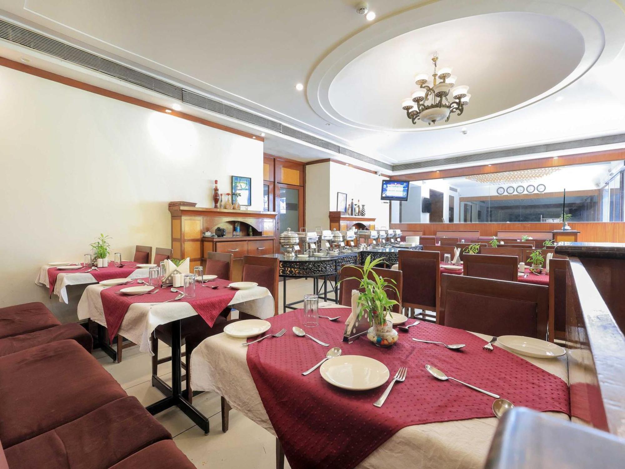 Palette Hotel Surya Vadodara Zewnętrze zdjęcie