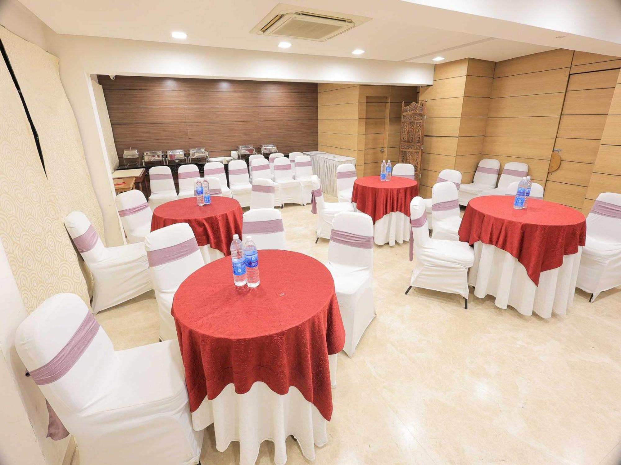 Palette Hotel Surya Vadodara Zewnętrze zdjęcie