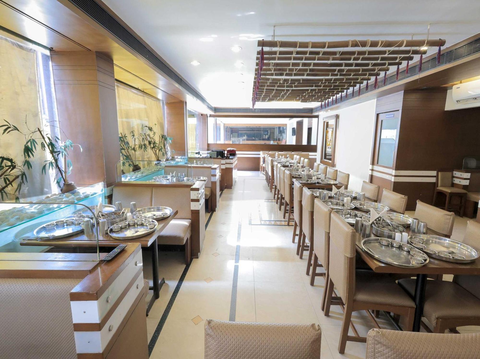 Palette Hotel Surya Vadodara Zewnętrze zdjęcie