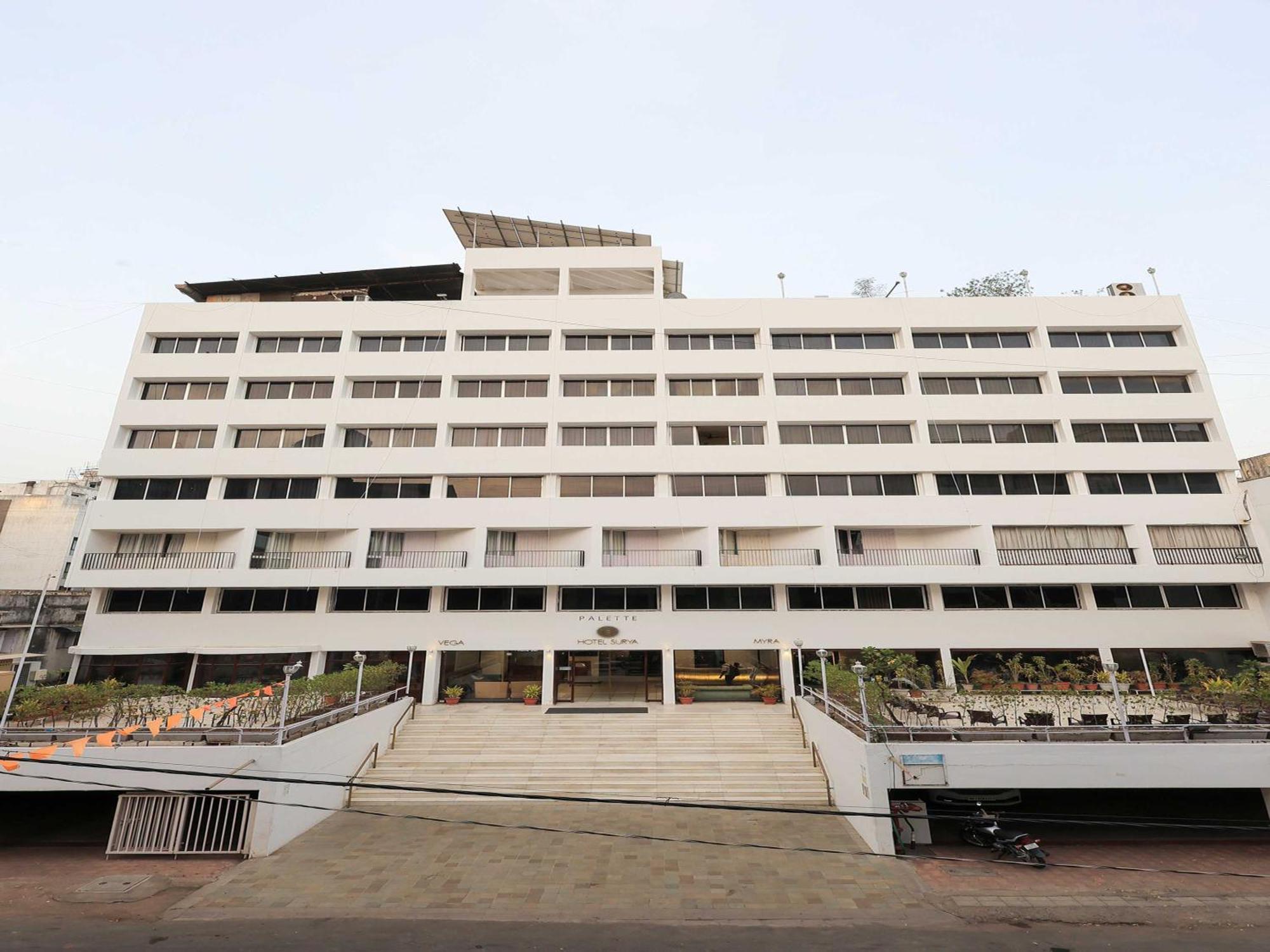 Palette Hotel Surya Vadodara Zewnętrze zdjęcie