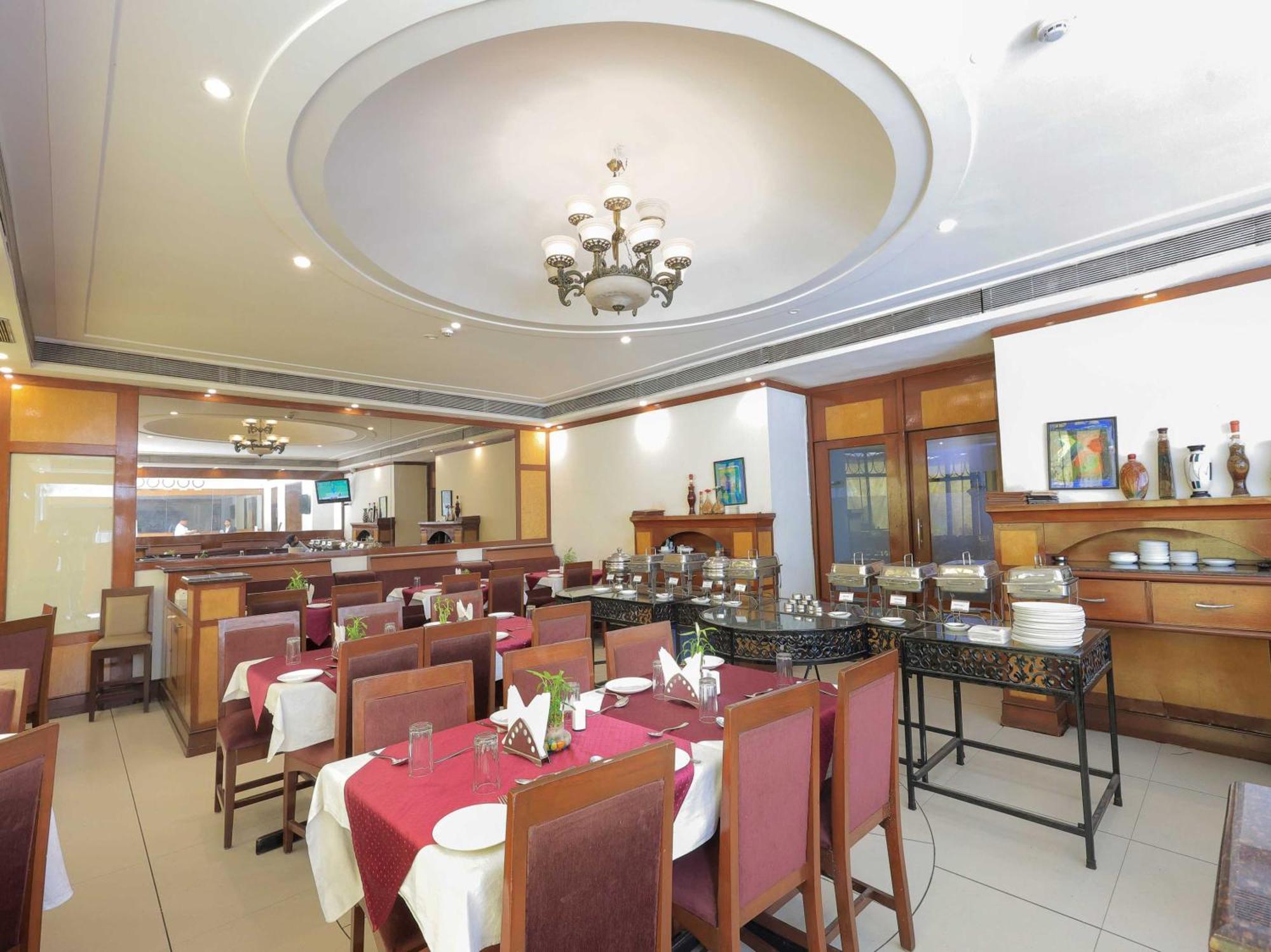 Palette Hotel Surya Vadodara Zewnętrze zdjęcie