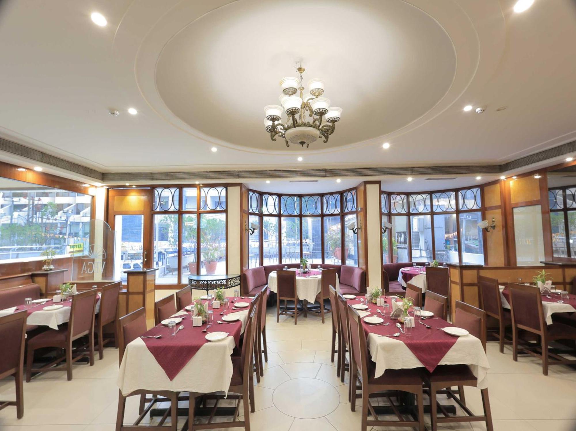 Palette Hotel Surya Vadodara Zewnętrze zdjęcie