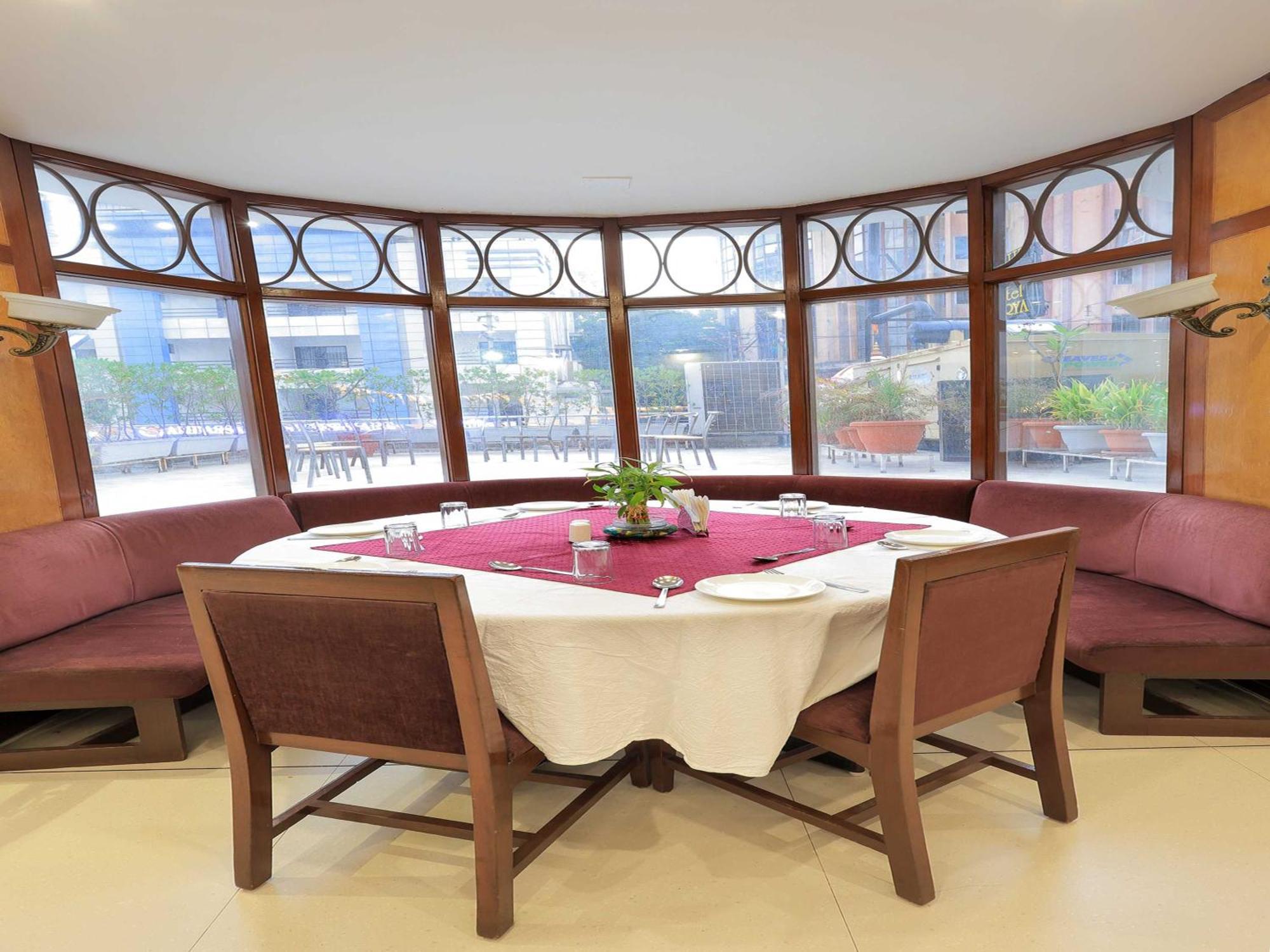 Palette Hotel Surya Vadodara Zewnętrze zdjęcie