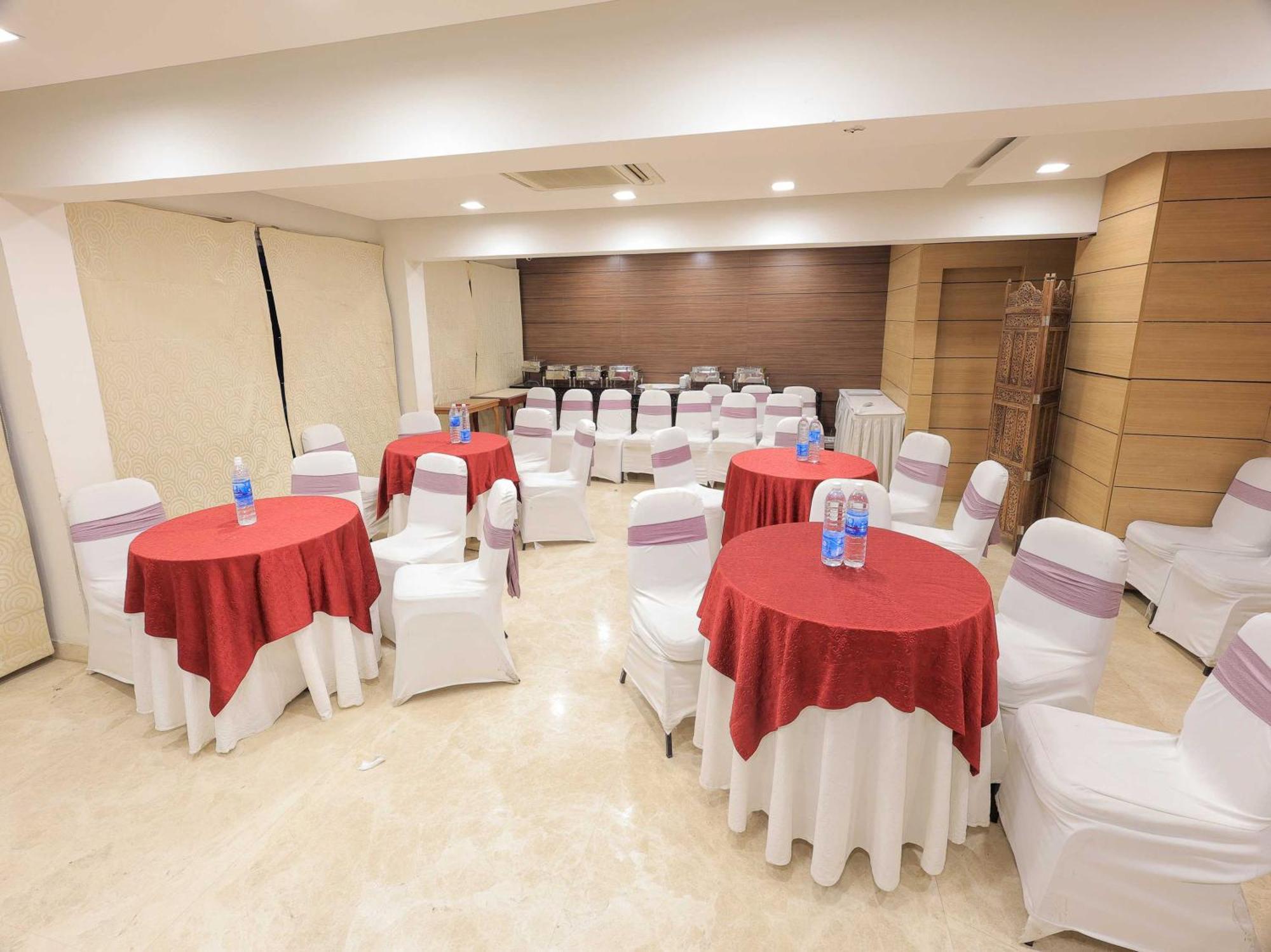 Palette Hotel Surya Vadodara Zewnętrze zdjęcie