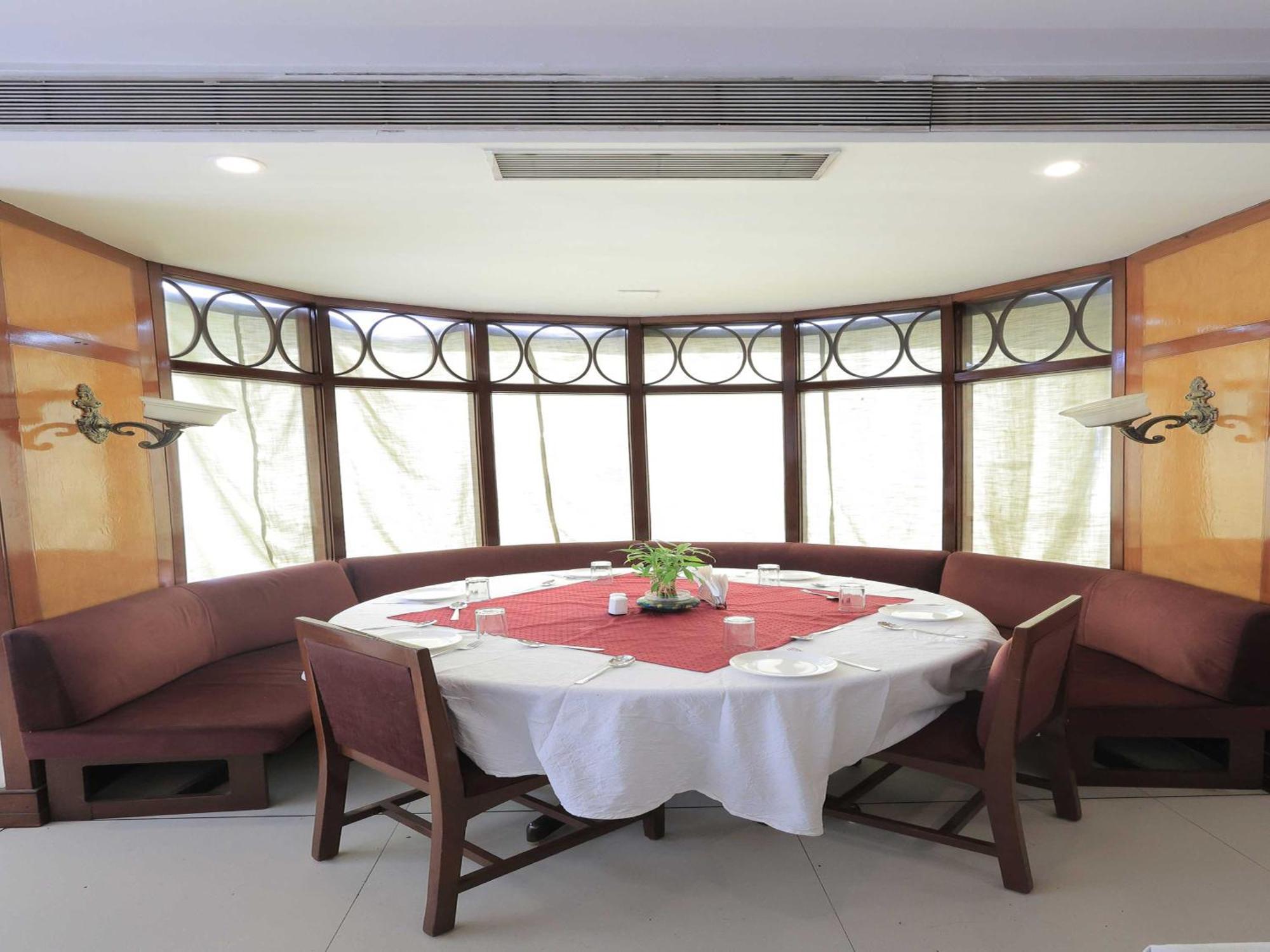 Palette Hotel Surya Vadodara Zewnętrze zdjęcie