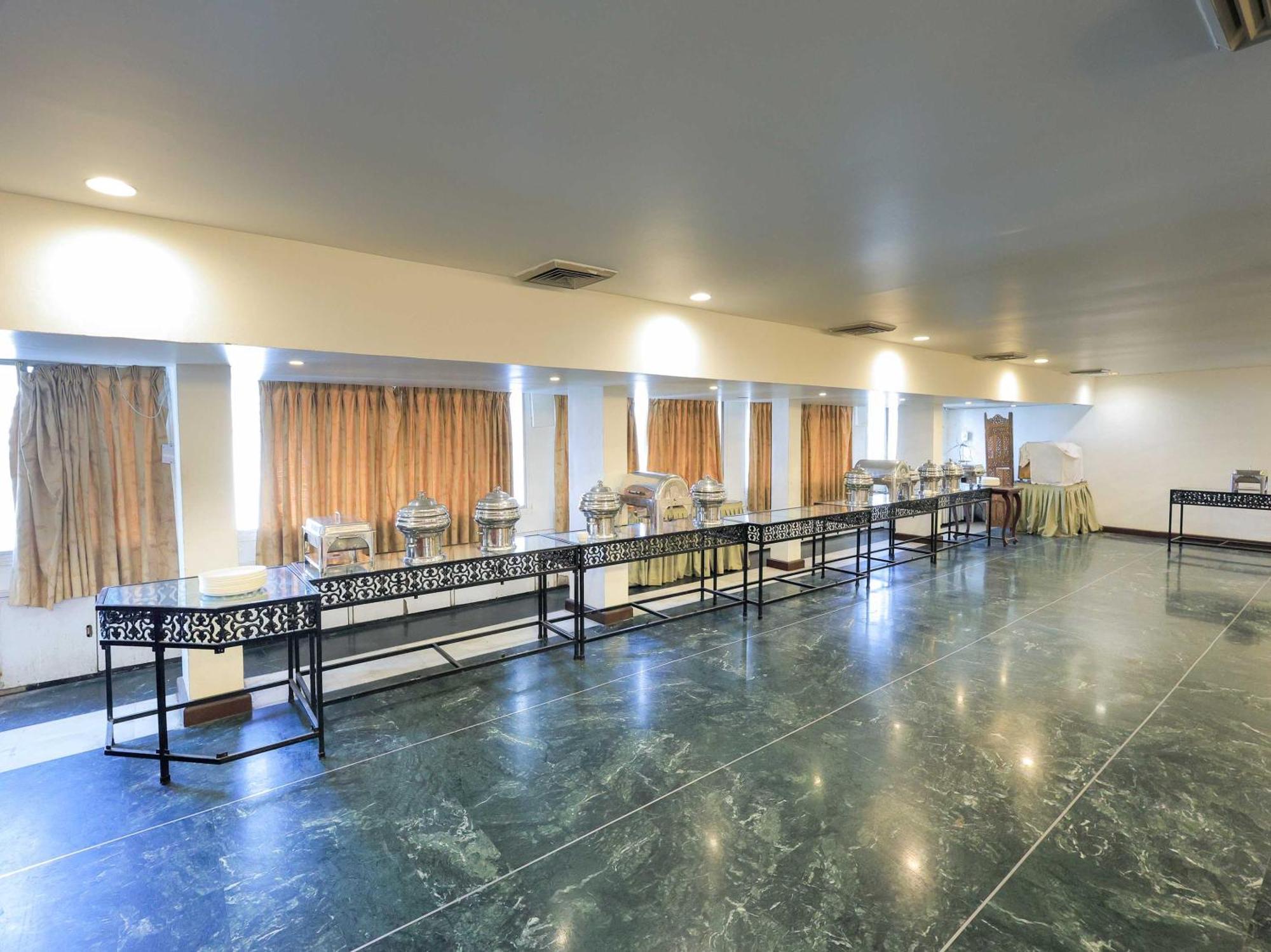 Palette Hotel Surya Vadodara Zewnętrze zdjęcie