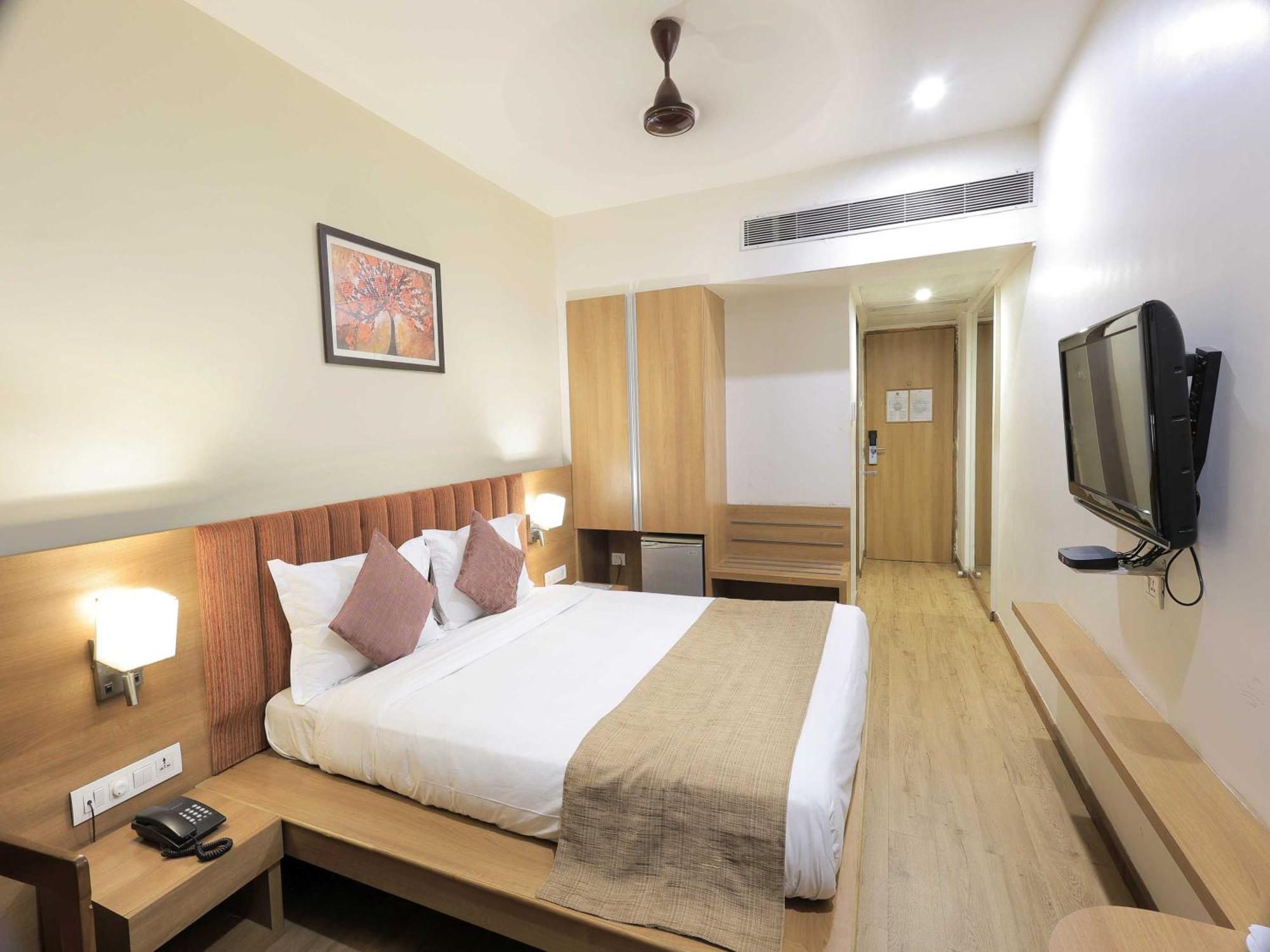 Palette Hotel Surya Vadodara Zewnętrze zdjęcie