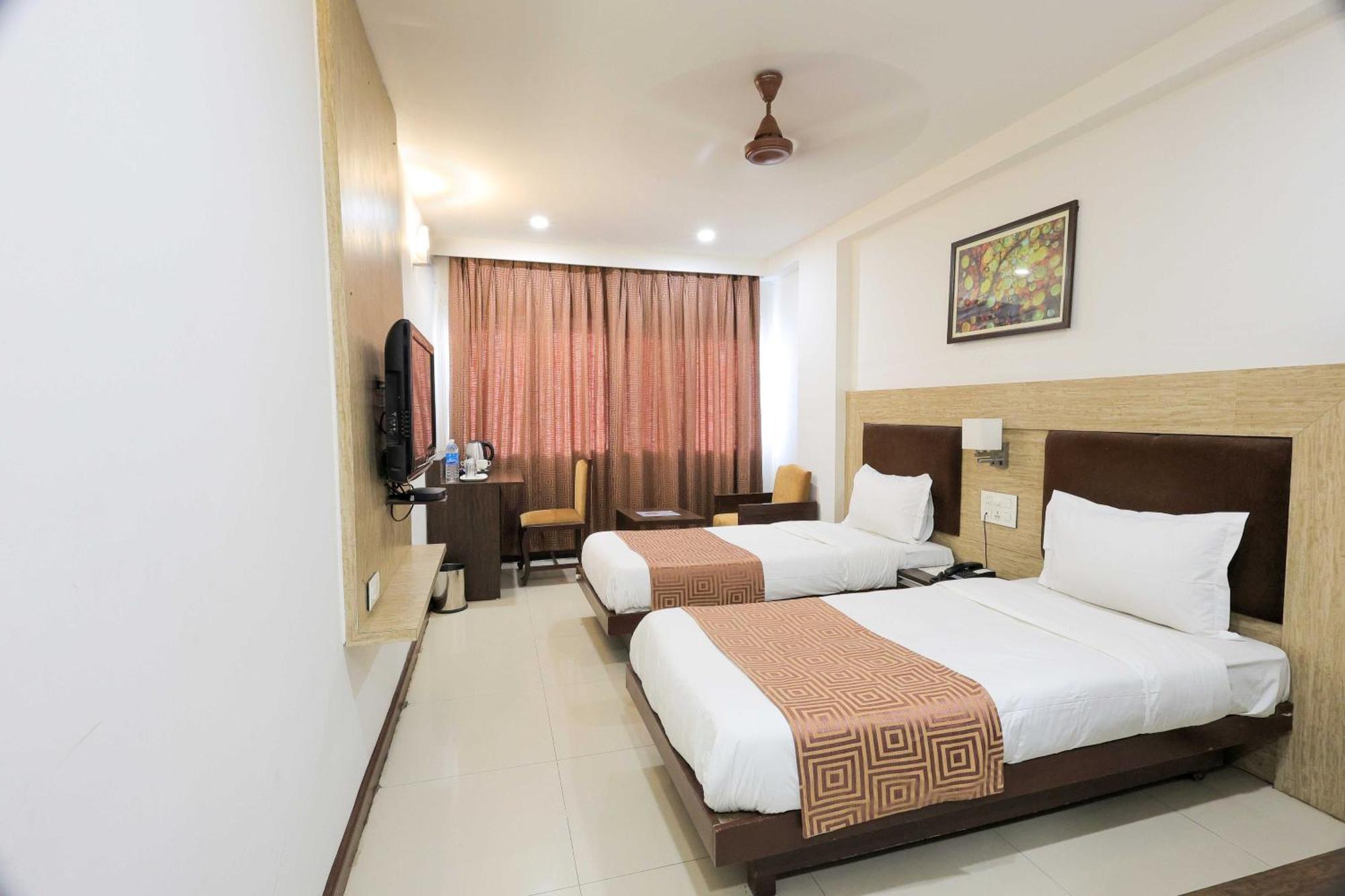Palette Hotel Surya Vadodara Zewnętrze zdjęcie