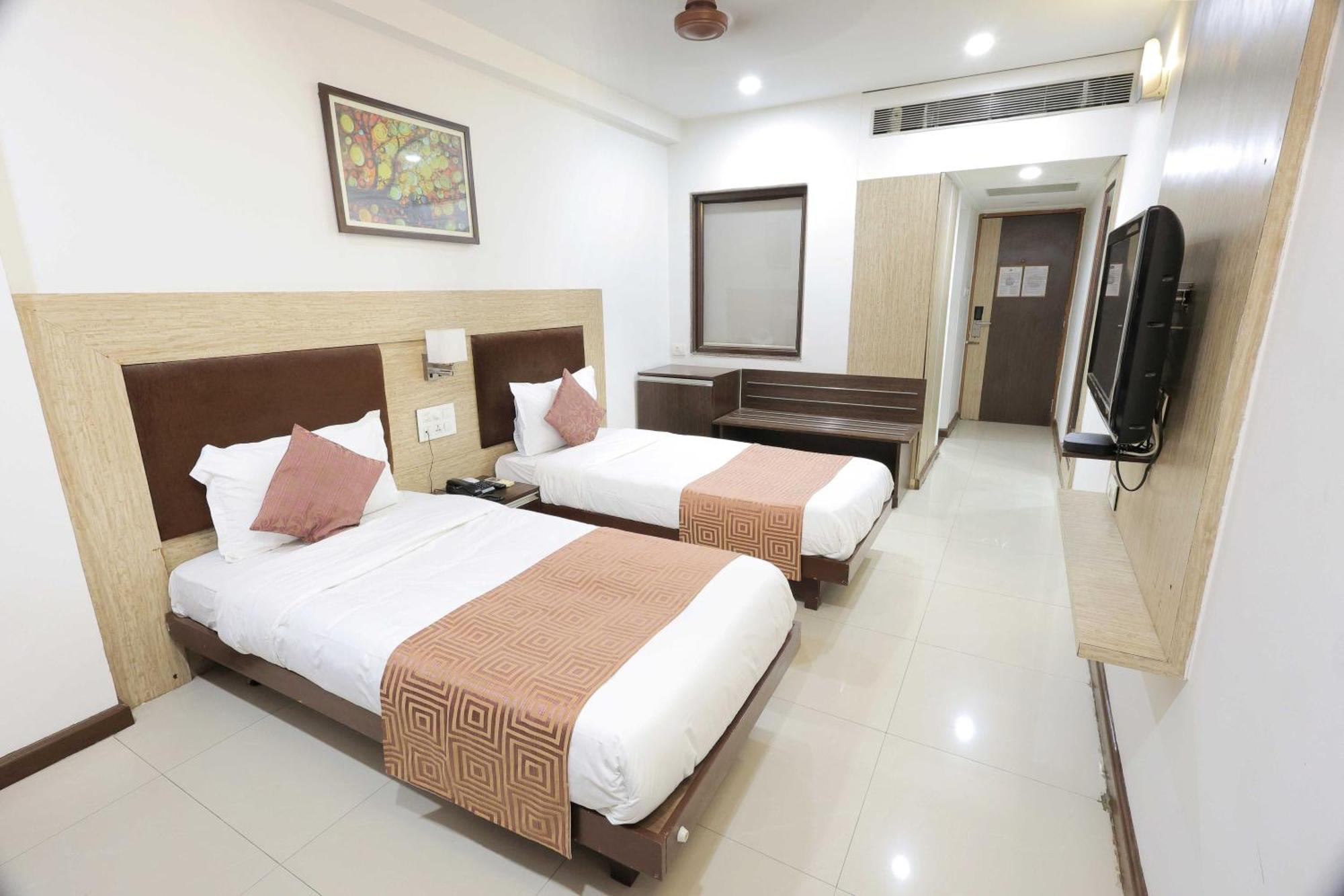 Palette Hotel Surya Vadodara Zewnętrze zdjęcie