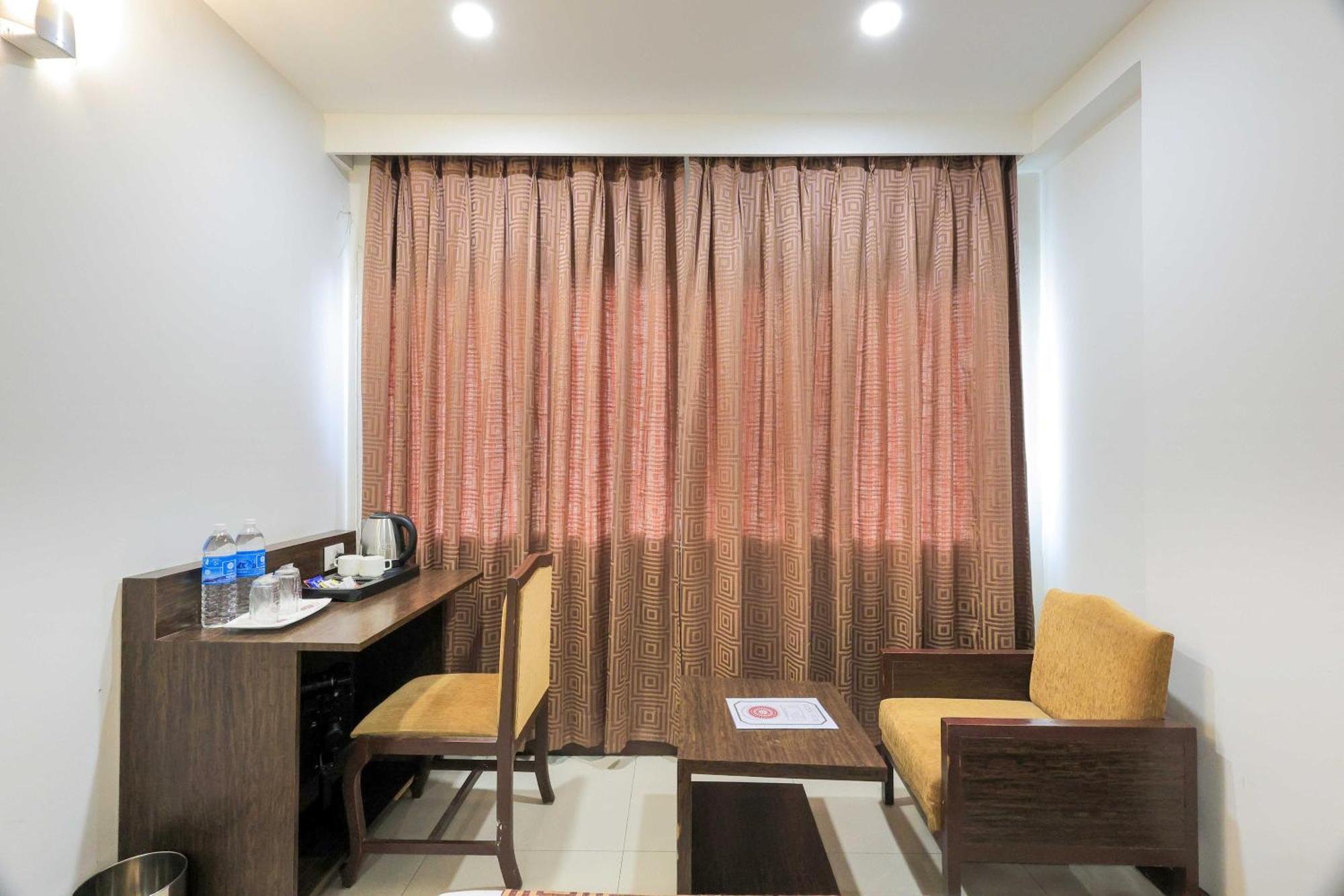 Palette Hotel Surya Vadodara Zewnętrze zdjęcie
