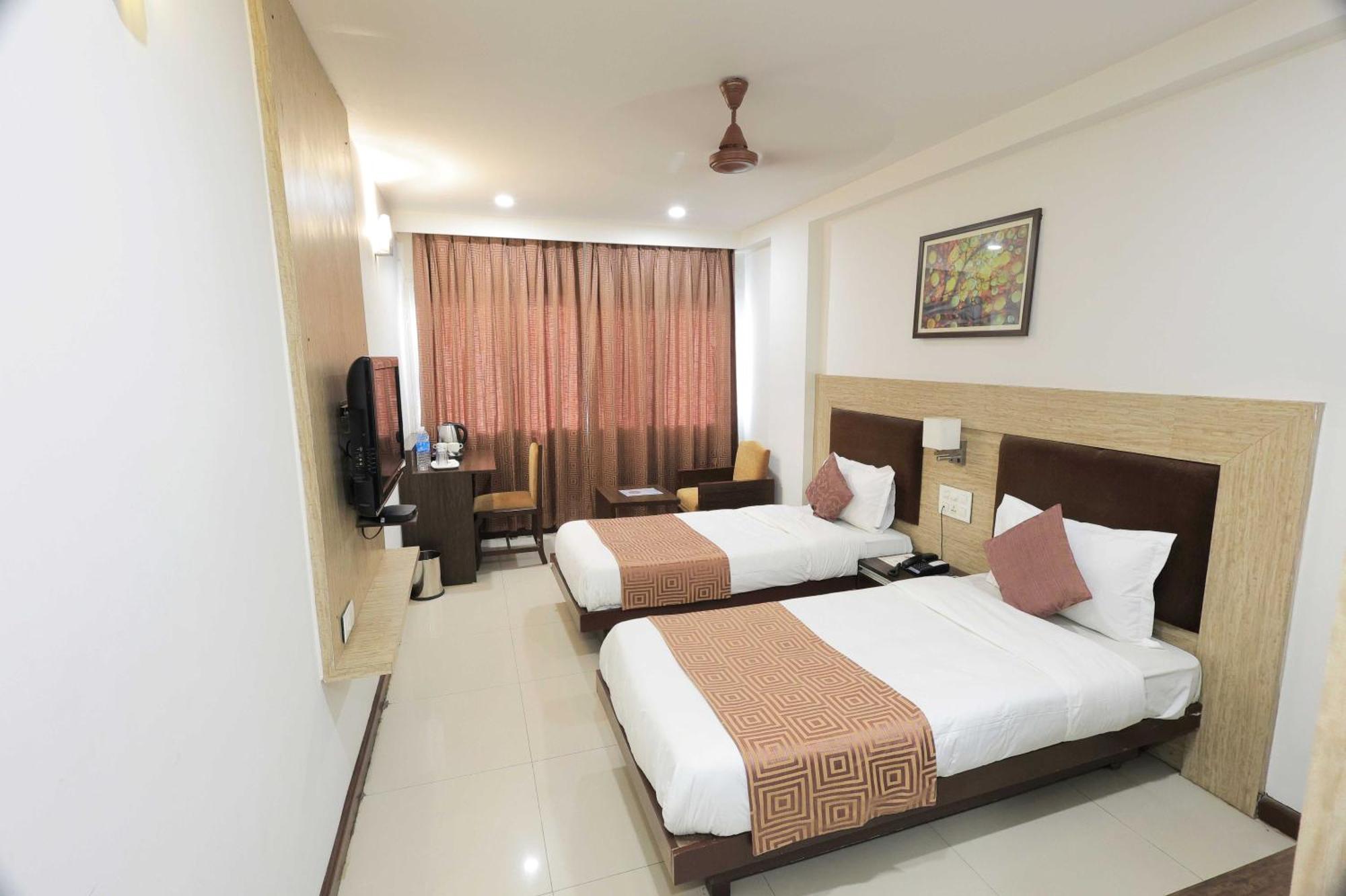 Palette Hotel Surya Vadodara Zewnętrze zdjęcie