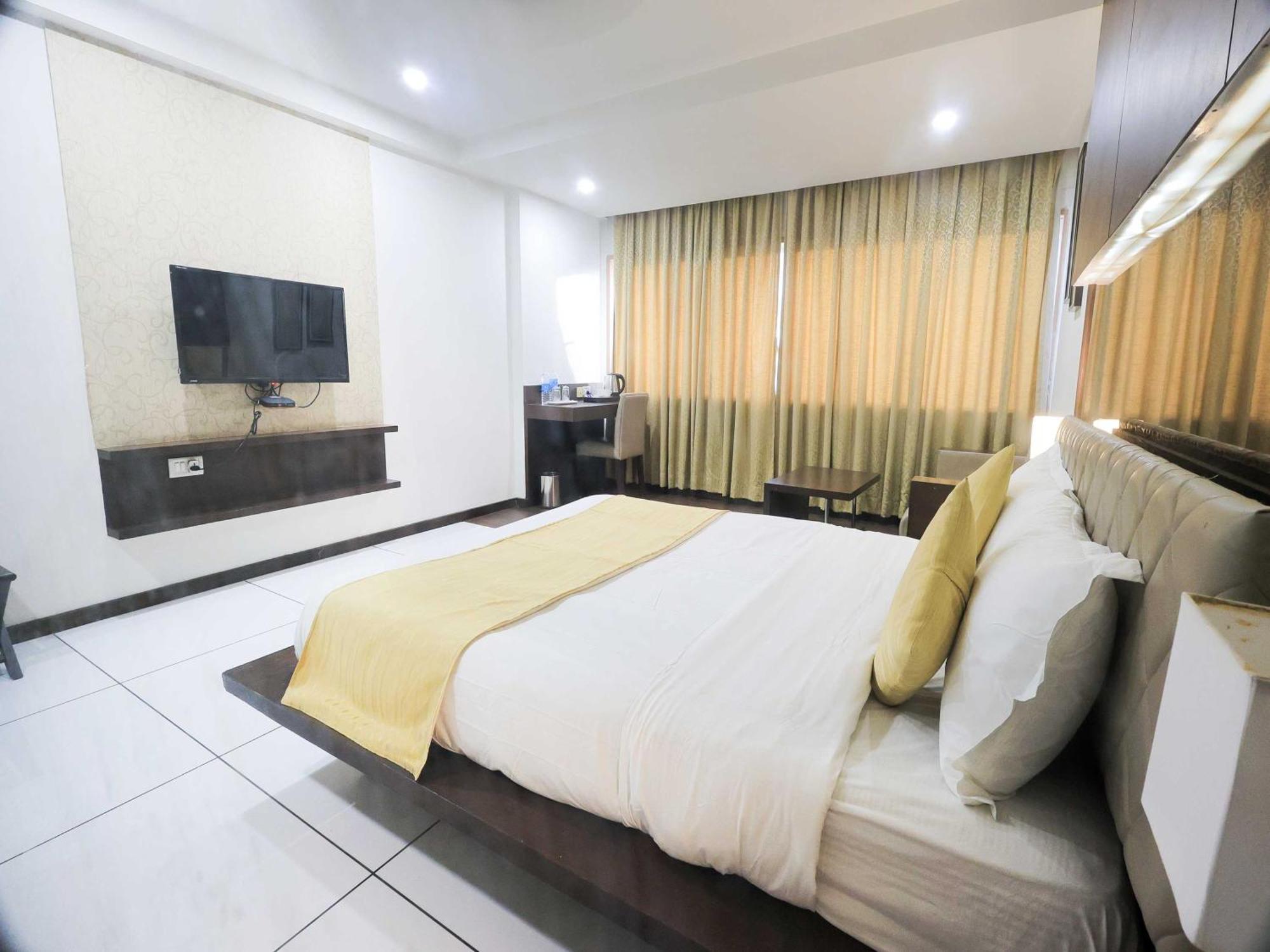 Palette Hotel Surya Vadodara Zewnętrze zdjęcie