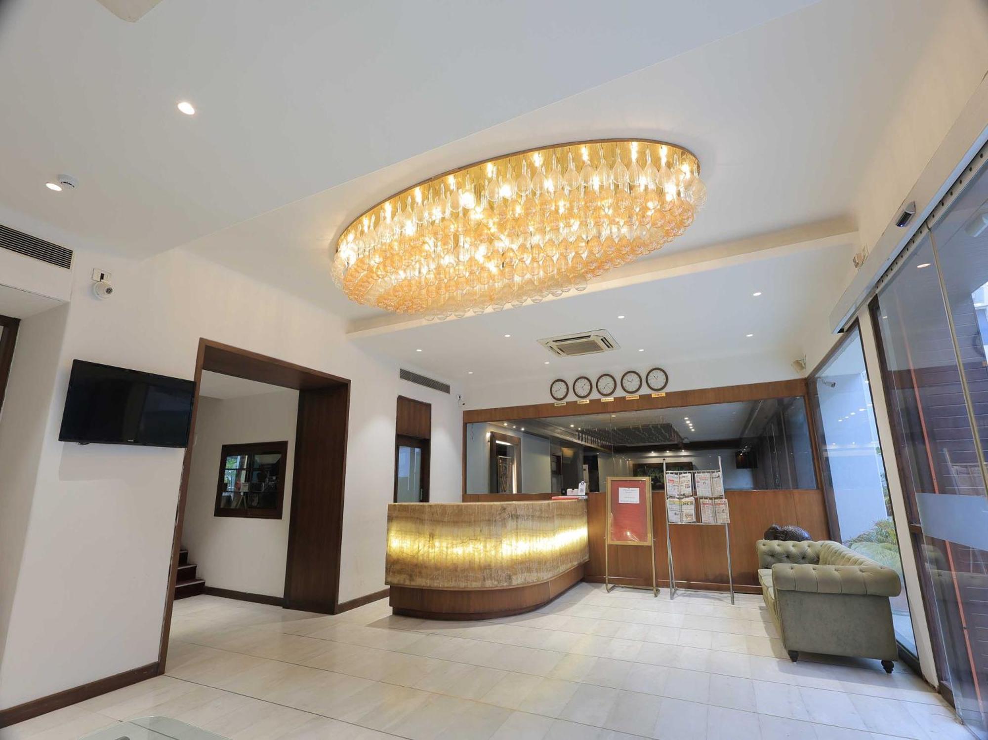 Palette Hotel Surya Vadodara Zewnętrze zdjęcie