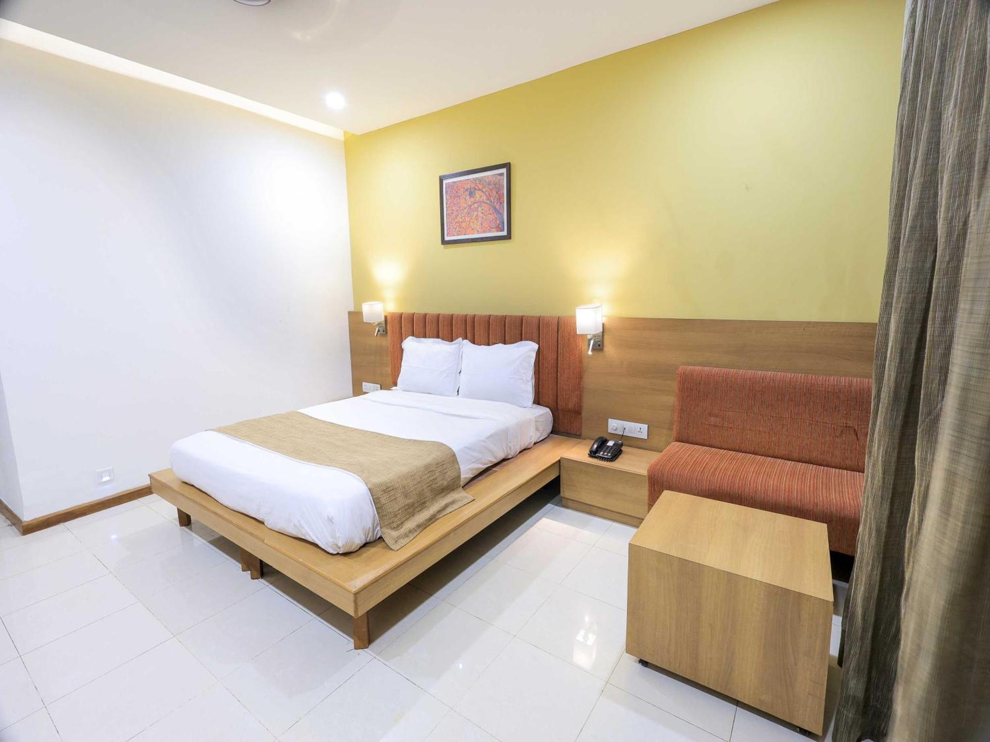 Palette Hotel Surya Vadodara Zewnętrze zdjęcie