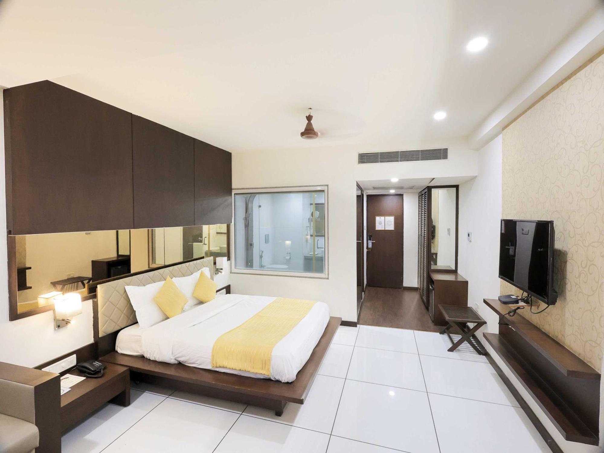 Palette Hotel Surya Vadodara Zewnętrze zdjęcie
