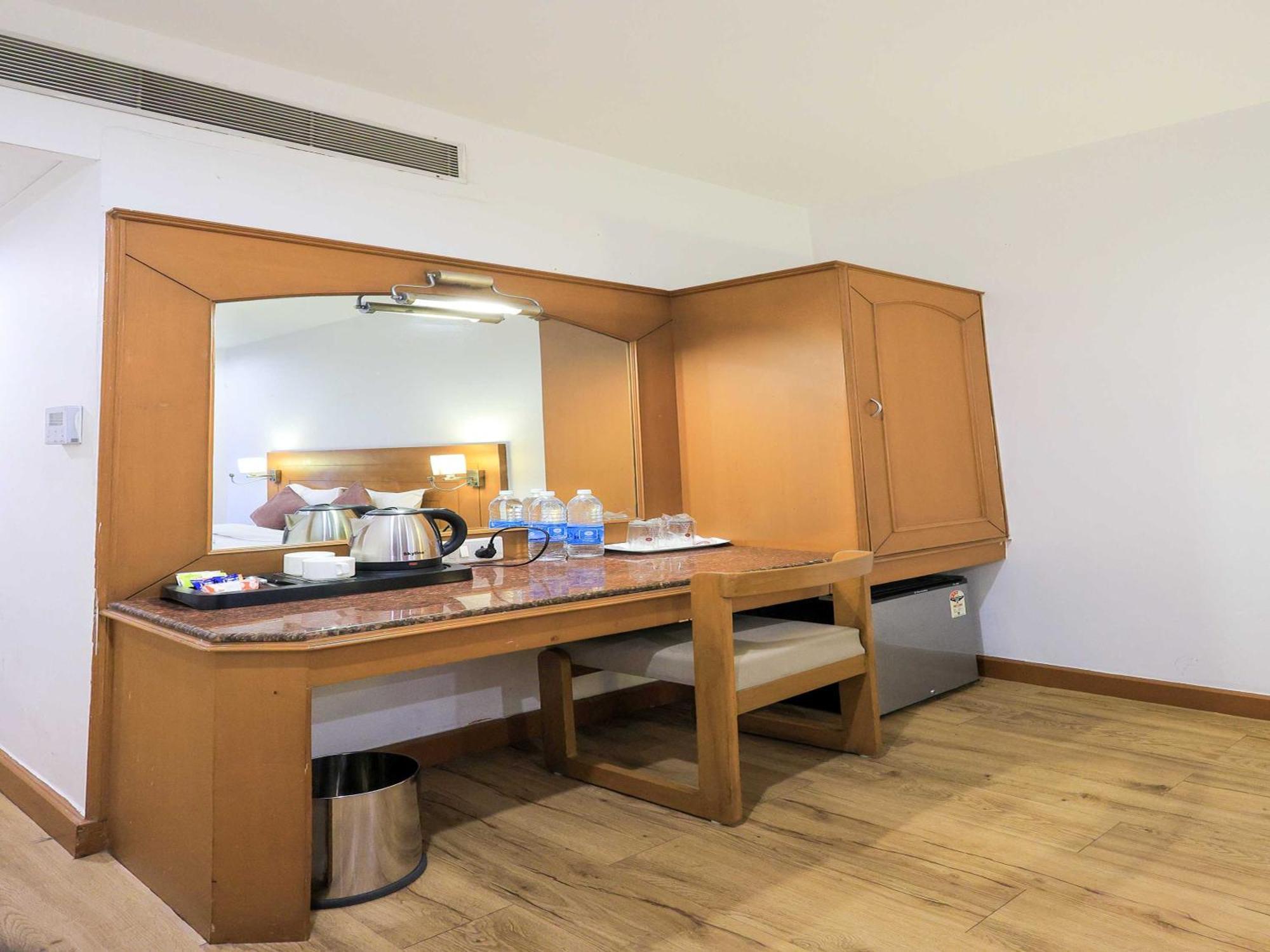 Palette Hotel Surya Vadodara Zewnętrze zdjęcie