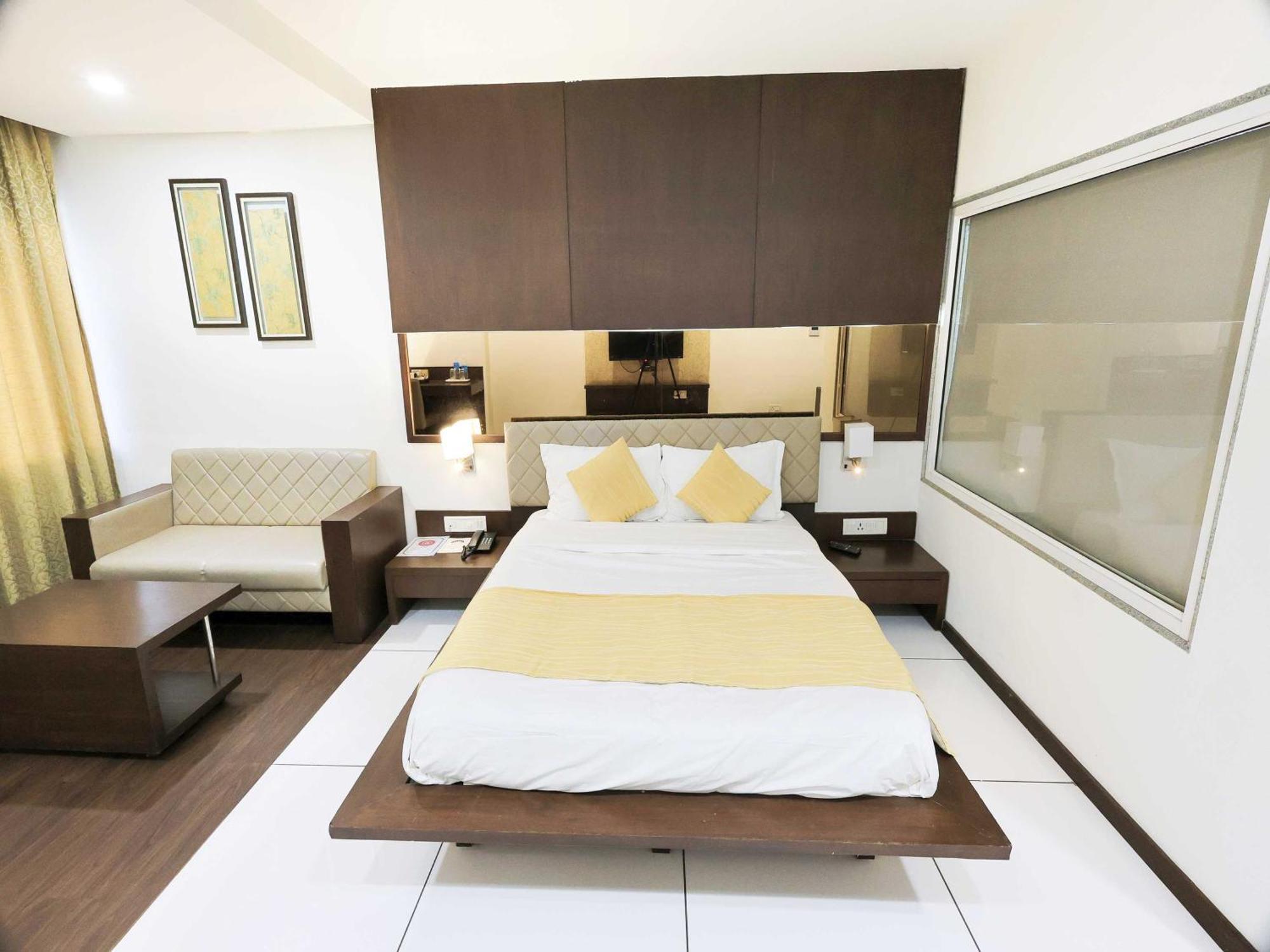Palette Hotel Surya Vadodara Zewnętrze zdjęcie