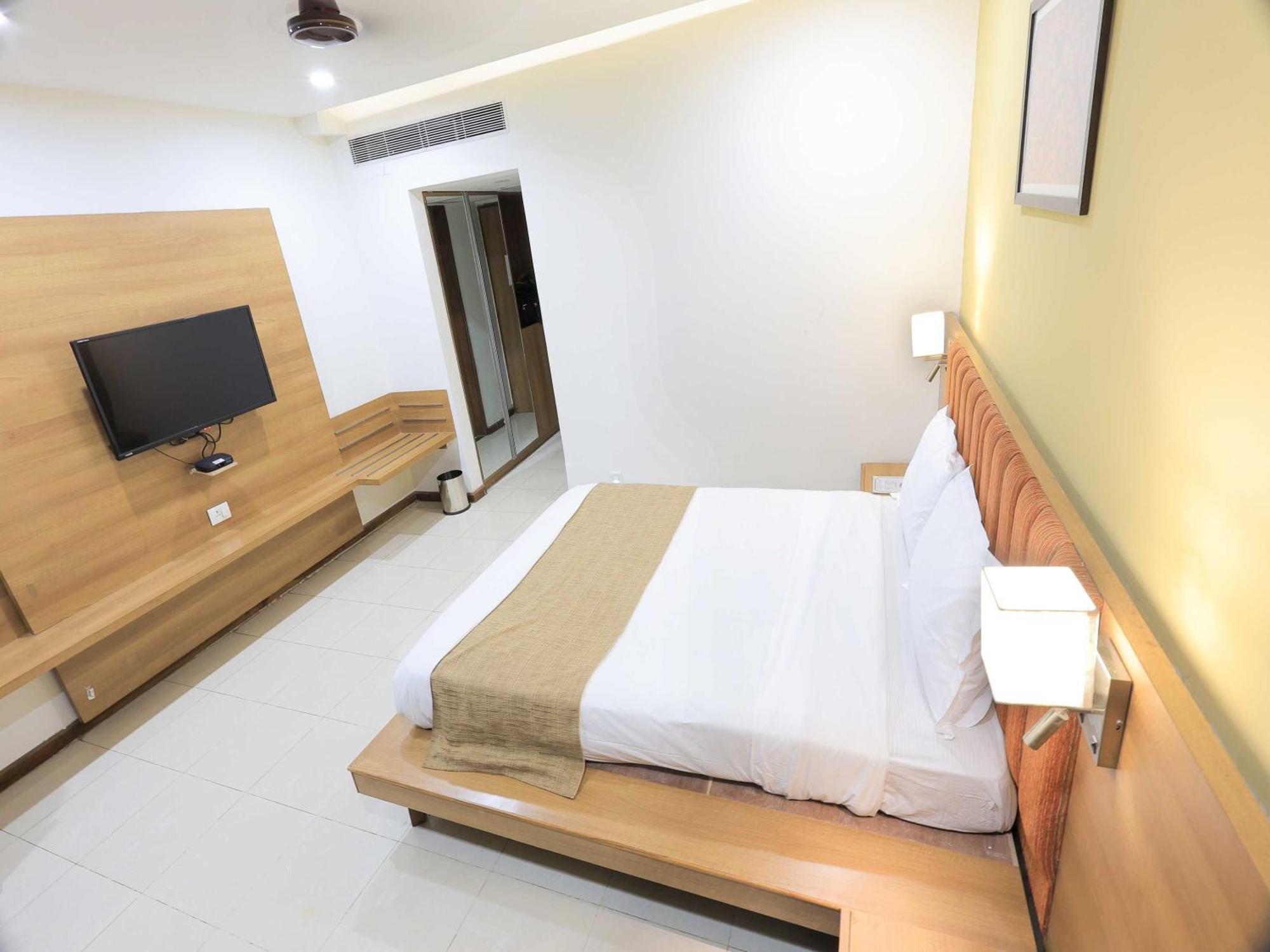 Palette Hotel Surya Vadodara Zewnętrze zdjęcie